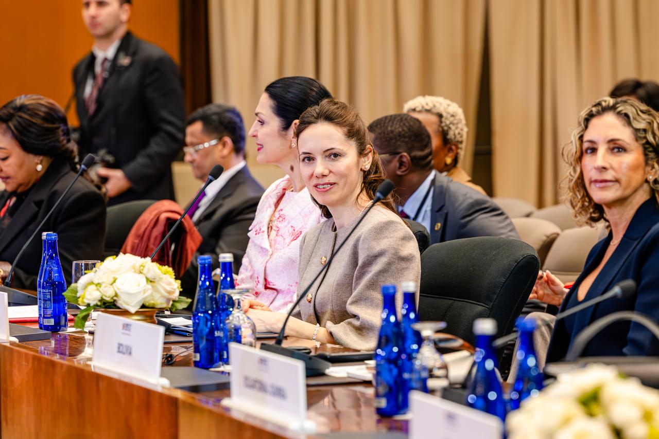 Mirabela Grădinaru participă la summitul „Pregătind viitorul împreună” de la Washington, într-o serie de întâlniri relevante pentru educația digitală a copiilor Marți și miercuri, prima doamnă a României, Mirabela Grădinaru, a reprezentat țara noastră la summitul internațional „Pregătind viitorul împreună”, găzduit la Casa Albă la inițiativa Primei Doamne a SUA, Melania Trump