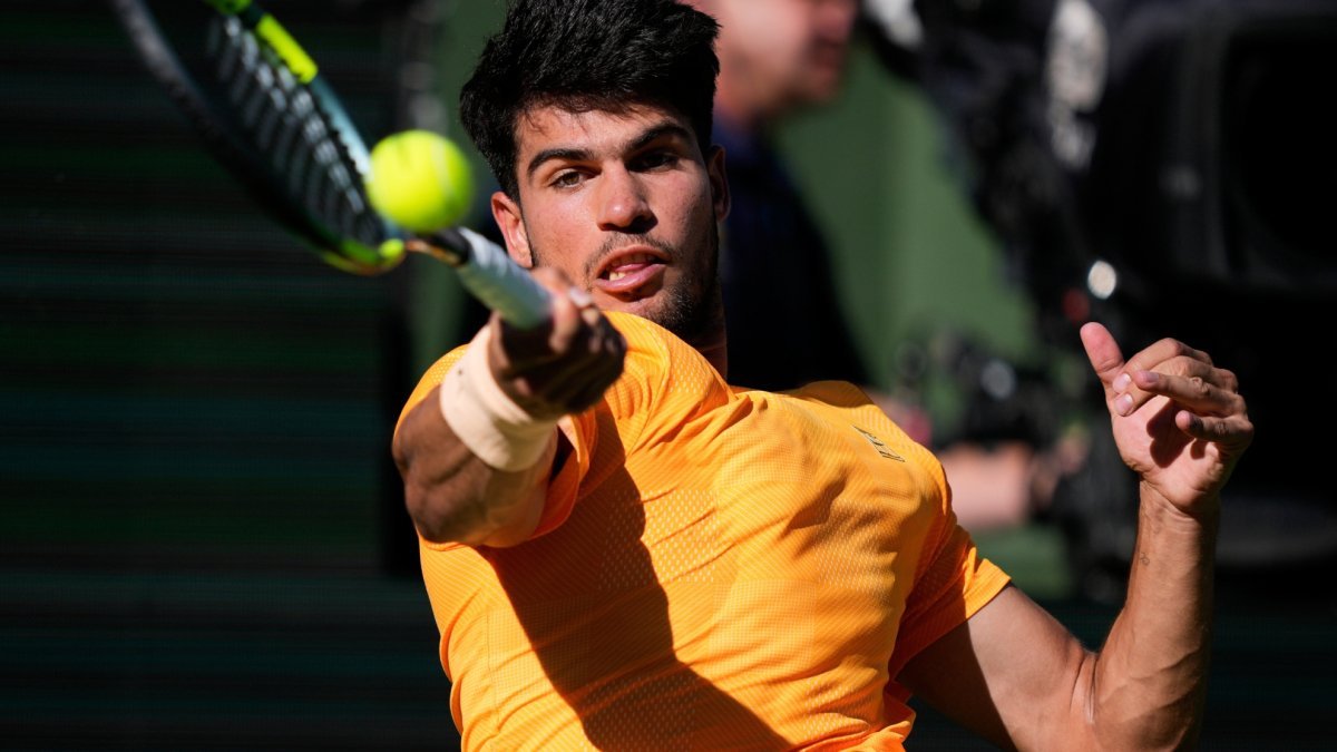 Carlos Alcaraz își încheie seria de invincibilitate la Indian Wells, învins de Daniil Medvedev în semifinală Carlos Alcaraz, tânărul star al tenisului mondial, a încheiat sâmbătă, după o serie impresionantă, dominarea pe suprafața dură la turneul din Indian Wells