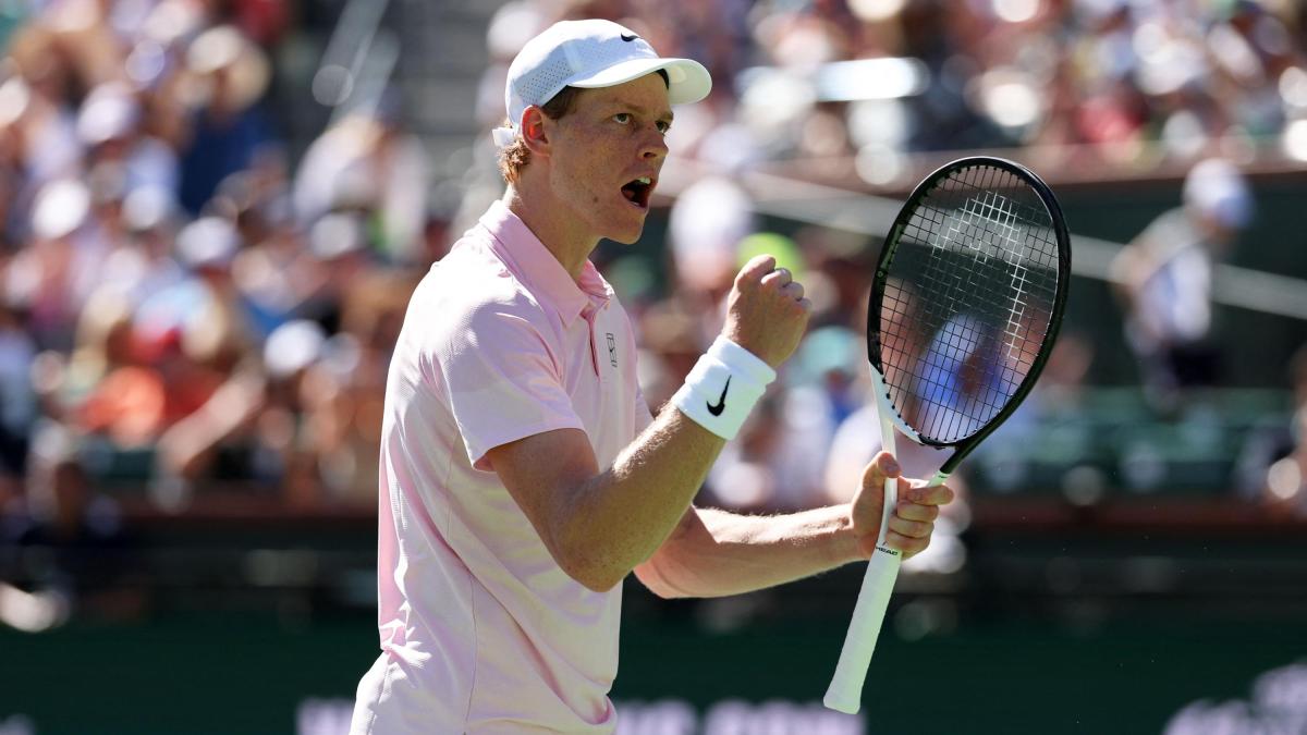 Jannik Sinner revine pe vârful ierarhiei mondiale ale masculilor la simplu, după ce a câștigat turneul ATP Masters 1000 de la Indian Wells, un triumf care îl poziționează definitiv printre cei mai tineri și premiți jucători din istoria tenisului pe suprafața dură
