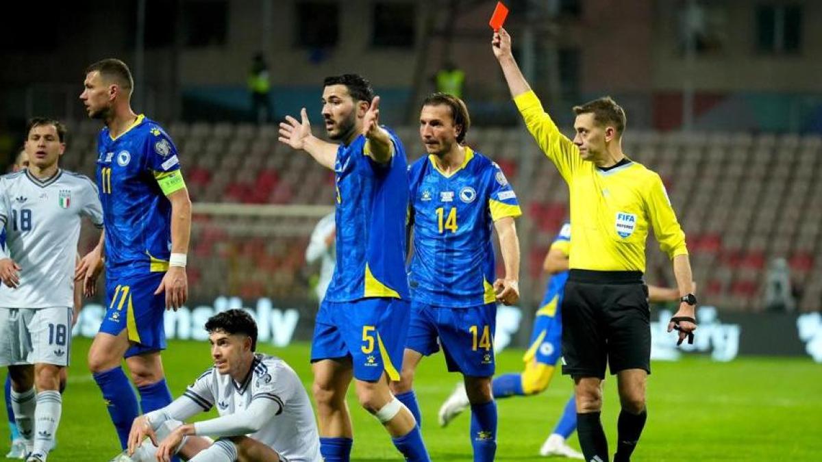 Italia a deschis scorul în meciul împotriva Bosniei, dar momentul cheie a fost evoluția din ultimul sfert de oră, când roșu direct a fost acordat pentru fundașul Înalțat al Azzurrilor, Alessandro Bastoni