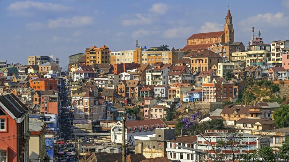 Madagascar își schimbă din nou conducerea, după ce președintele Michael Randrianirina a anunțat sâmbătă numirea lui Mamitiana Rajaonarison în funcția de prim-ministru