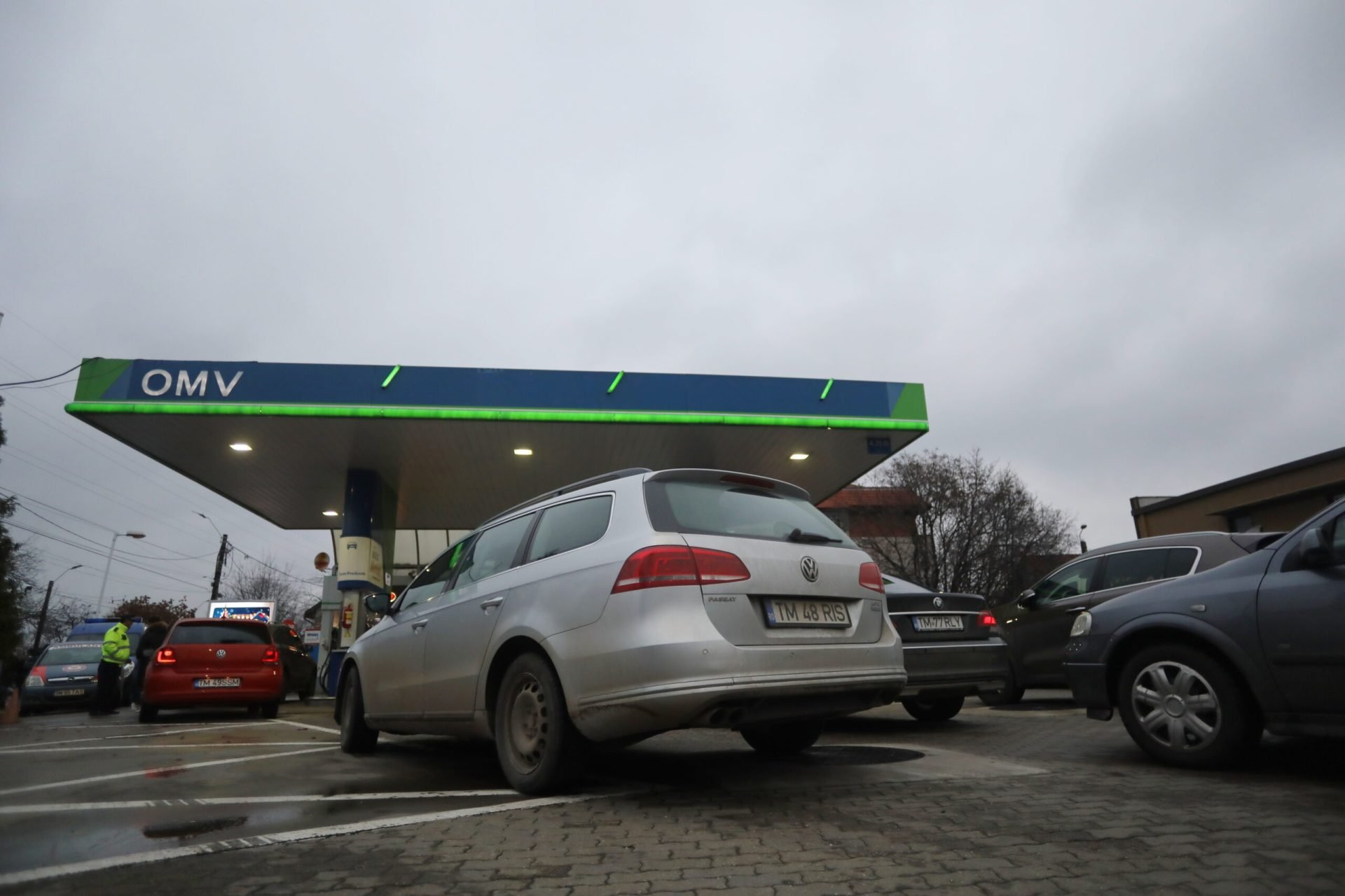 Guvernul a anunțat măsuri pentru controlarea prețurilor carburanților, dar impactul rămâne incert în fața fenomenului internațional Guvernul României a adoptat recent un pachet vast de măsuri menite să limiteze creșterea prețurilor la pompă, în condițiile unui val de scumpiri accentuate la nivel global