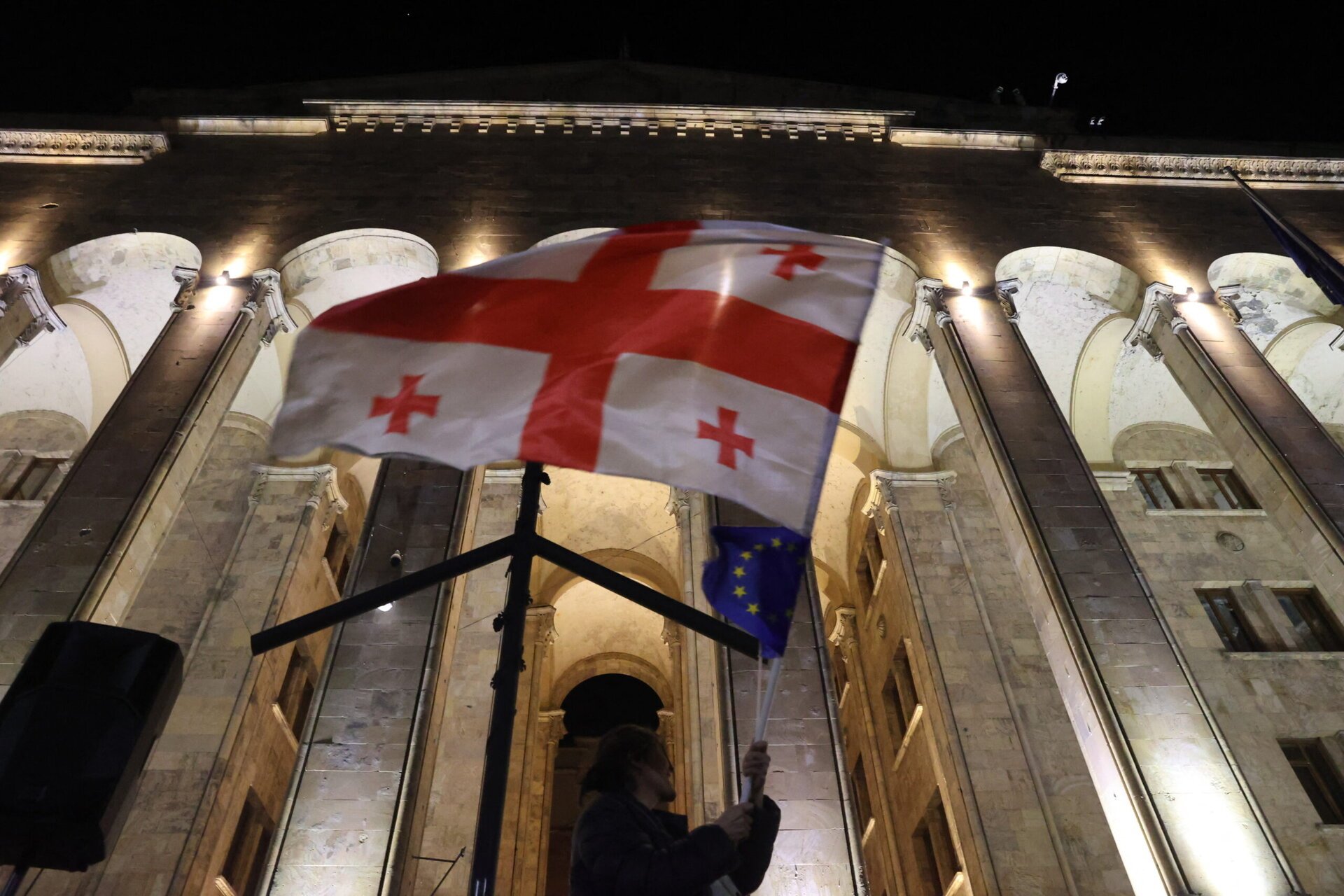 UE suspendă privilegiile de călătorie fără viză pentru oficialii și diplomații georgieni, în urma regresului democratic al țării Uniunea Europeană a decis să suspende temporar cațările fără viză pentru diplomații, oficialii guvernamentali și miniștrii din Georgia, ca răspuns la deteriorarea semnificativă a situației democratice din țară