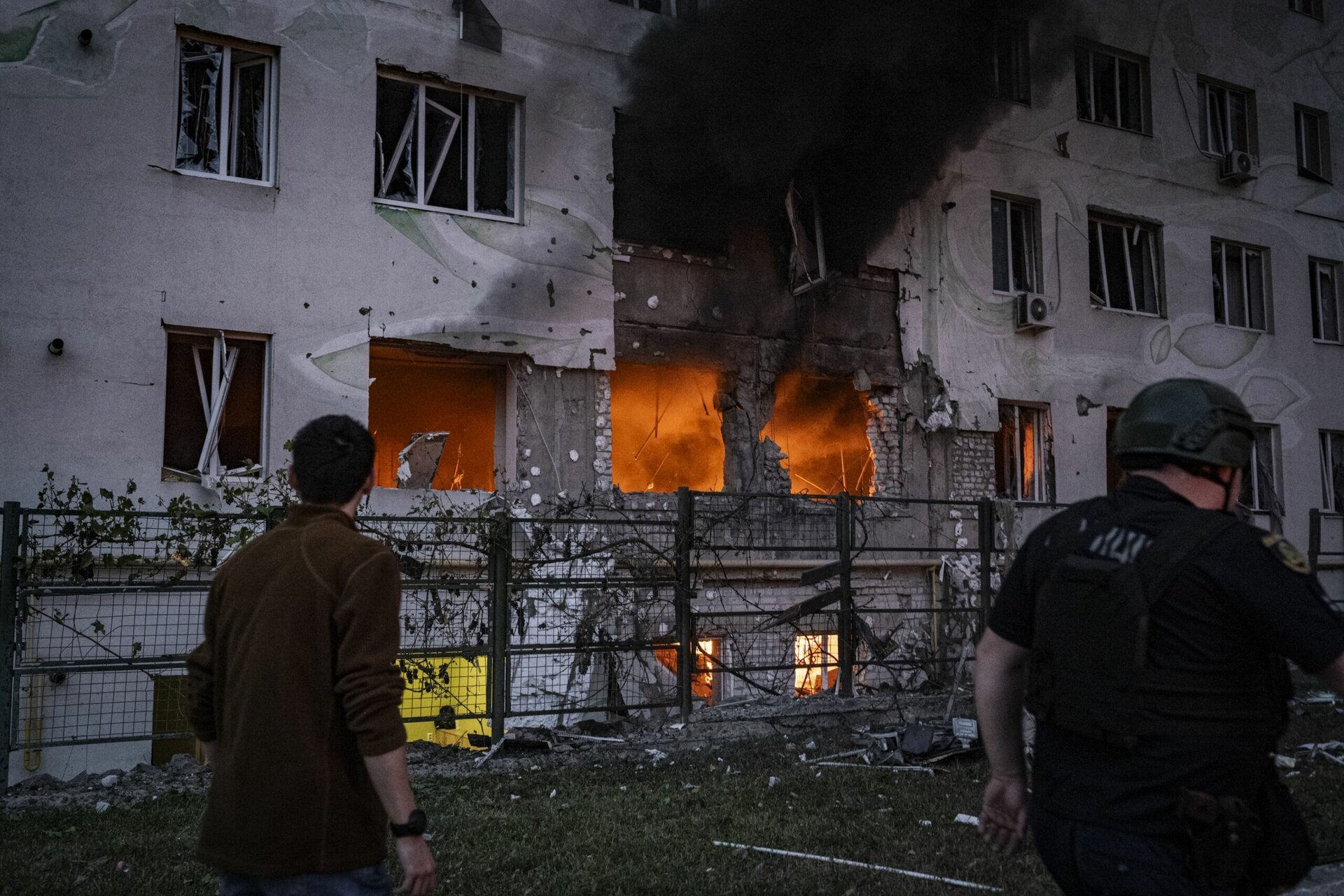 Harkov marchează o zi de doliu după atacul devastator asupra unui imobil rezidențial Orașul Harkov a intrat în doliu, după un atac cu rachete care a dus la distrugerea aproape totală a unei clădiri rezidențiale din districtul Kyivskyi, soldându-se cu pierderea a cel puțin șapte vieți și rănirea altor zeci de persoane