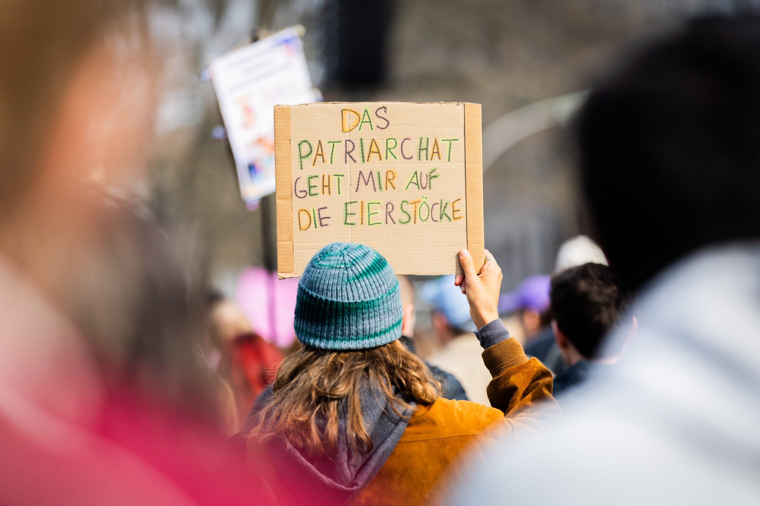 Mii de oameni au ieșit duminică pe străzile mai multor mari orașe europene pentru a comemora și a milita de Ziua Internațională a Femeii, un moment simbolic care continuă să evidențieze luptele și revendicările femeilor din întreaga lume