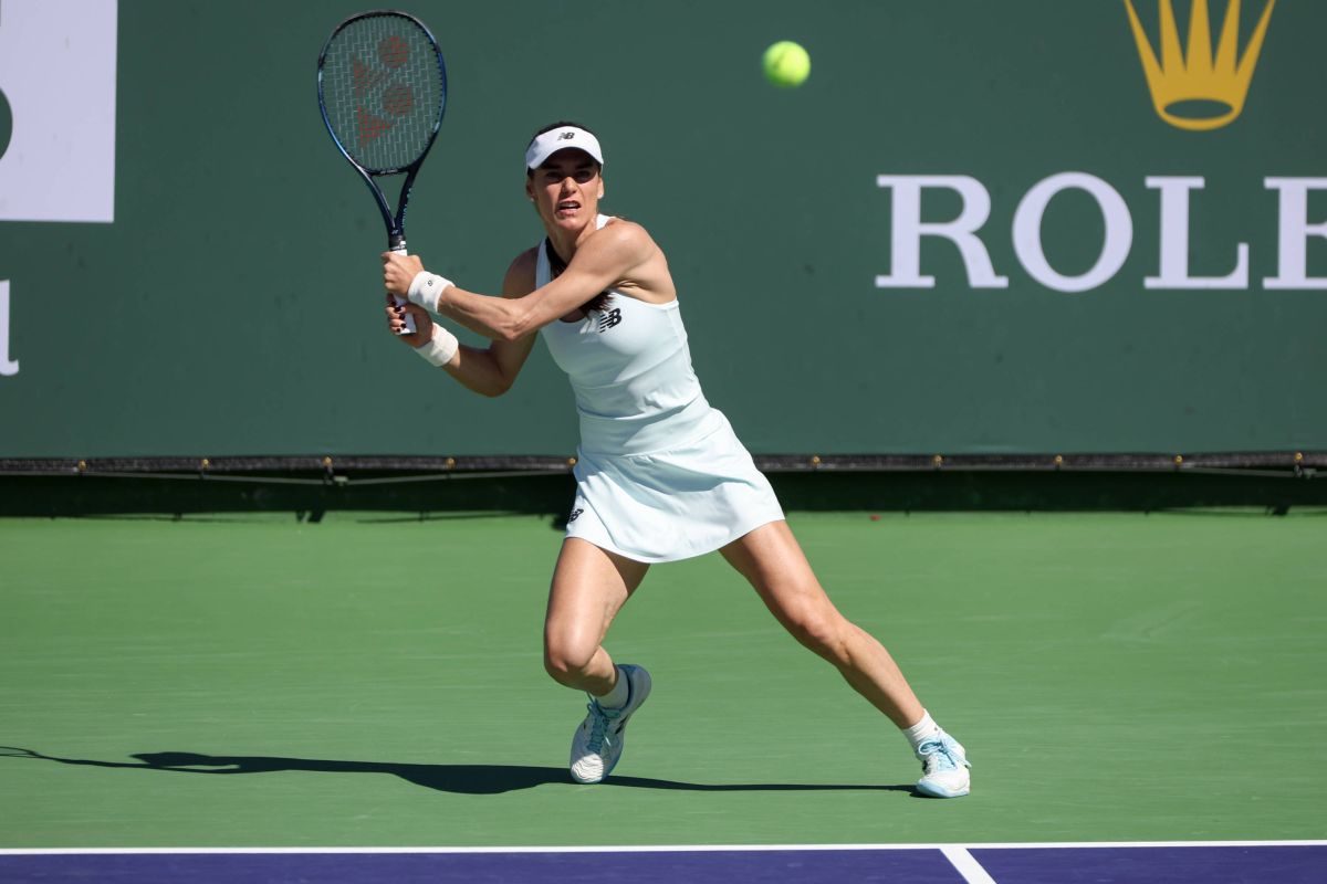 Sorana Cîrstea, jucătoarea română în vârstă de 35 de ani, s-a impus ieri dimineață în duelul cu Linda Noskova din turul al doilea al Miami Open, într-un meci cu numeroase întorsături și momente de tensiune