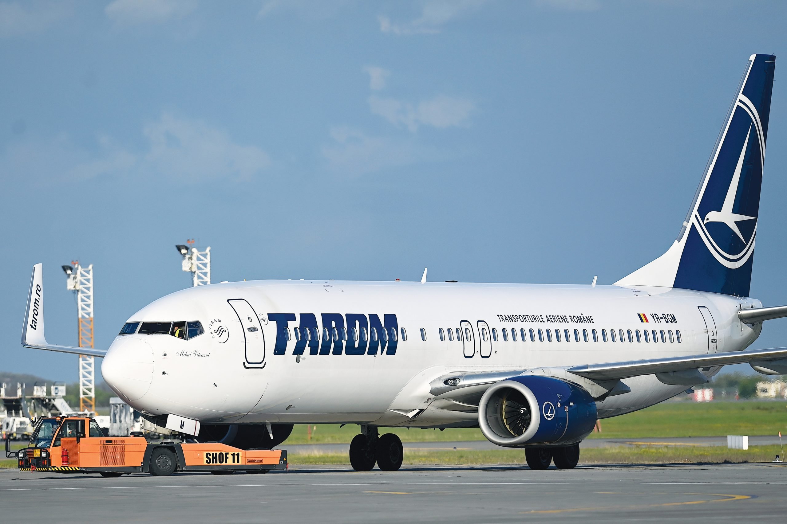 TAROM organizează zboruri speciale pentru repatrierea cetățenilor români din zona de conflict din Orientul Mijlociu Compania națională de transport aerian TAROM a anunțat recent inițiativa de a opera zboruri speciale în vederea aducerii acasă a cetățenilor români aflați în zone de conflict din Orientul Mijlociu, o măsură crucială pentru siguranța și protecția românilor din regiune