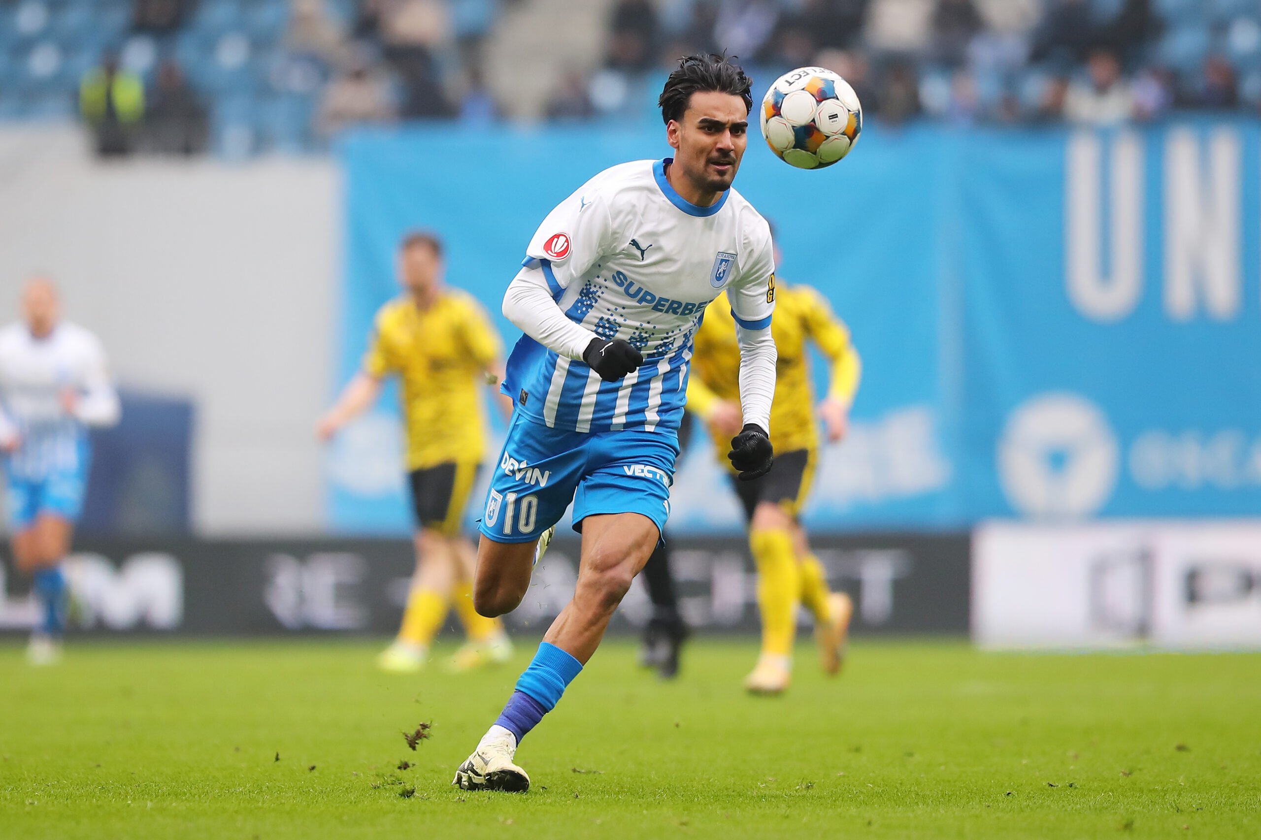 Universitatea Craiova se află în centrul atenției pe scena transferurilor, după ce conducerea clubului a refuzat oferte considerabile pentru unul dintre cei mai promițători jucători ai sezonului, Ștefan Baiaram