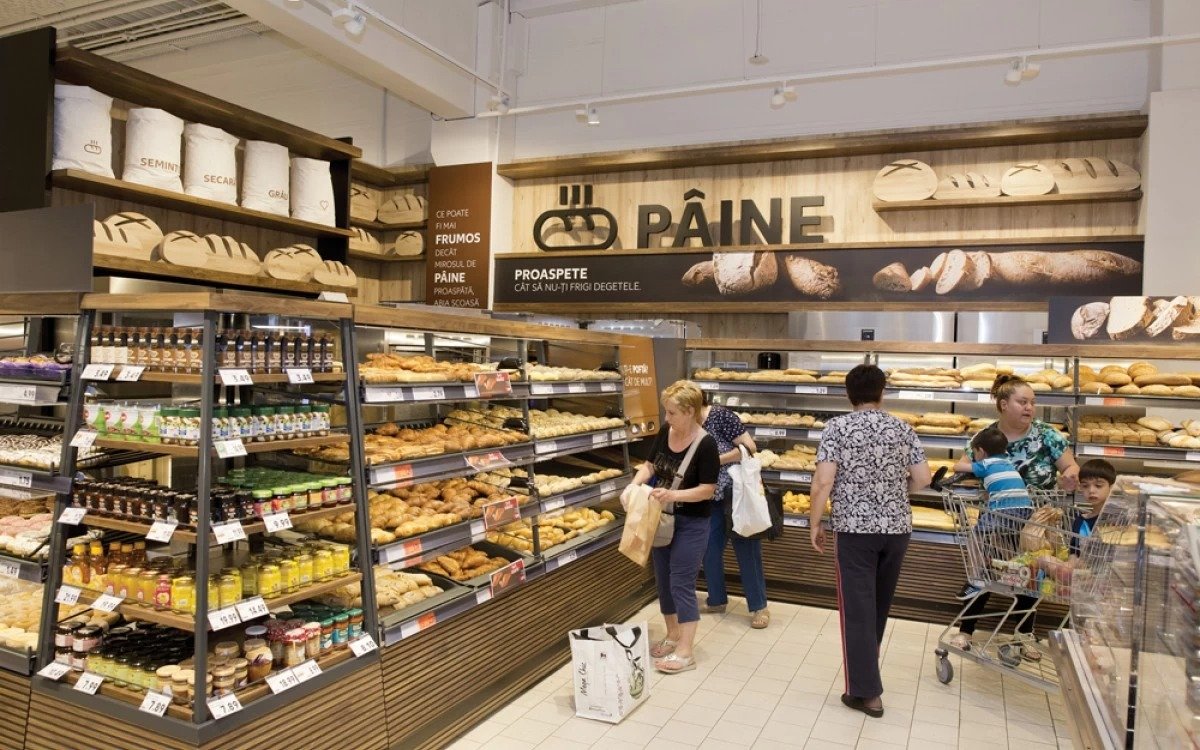Vel Pitar, unul dintre cei mai cunoscuți producători de panificație din România, a decis recurgerea voluntară a unei serii de loturi de pâine după ce a fost depistat-un caz izolat în care a fost găsit un fragment de material plastic în produs