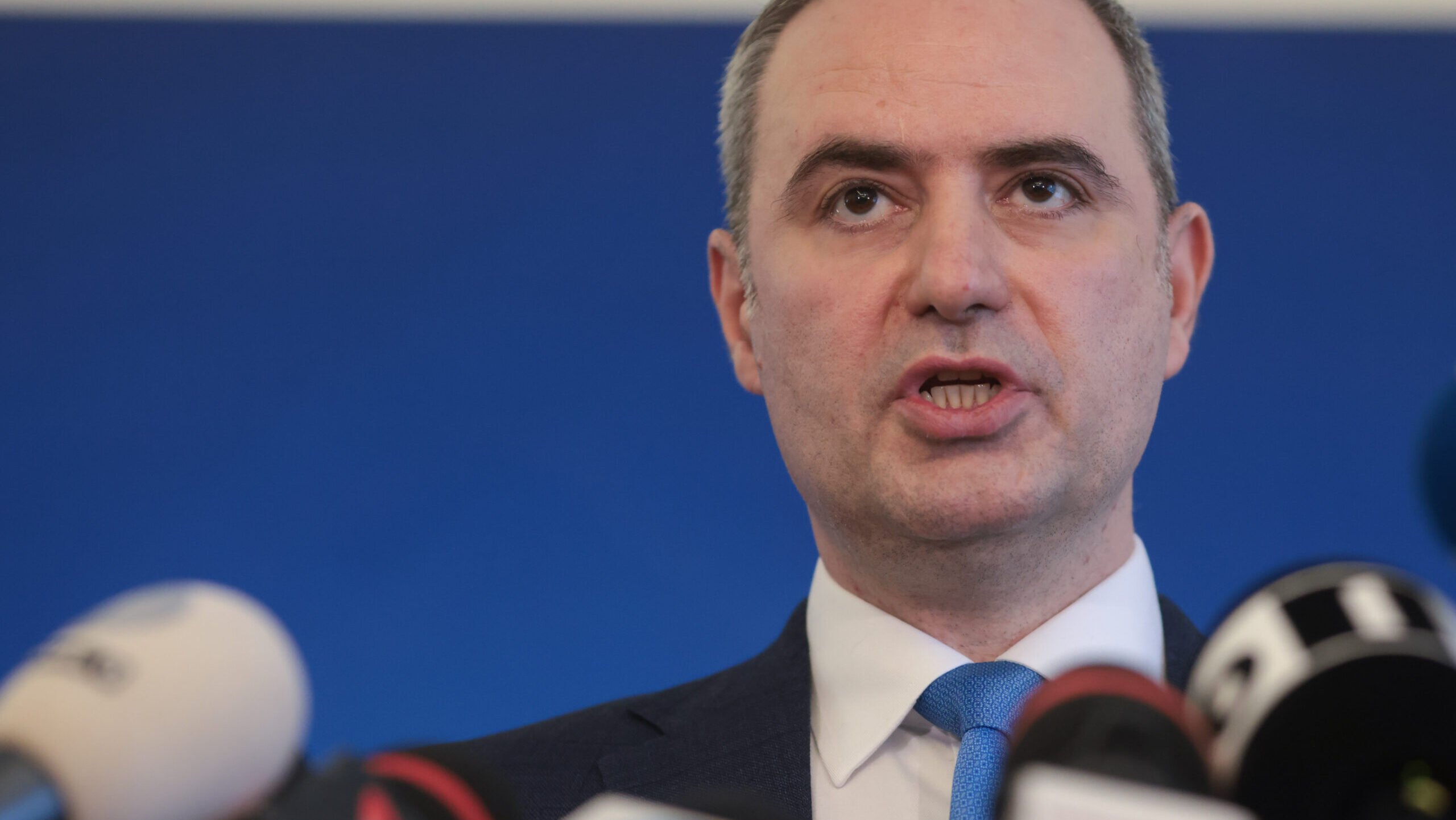 Ministrul Finanțelor, implicat într-un incident rutier minor în timp ce se îndrepta spre o prezentare universitară Un incident rutier care putea avea consecințe serioase a fostevitat, dar a readus în prim-plan necesitatea măsurilor de siguranță pentru oficialii aflați în trafic