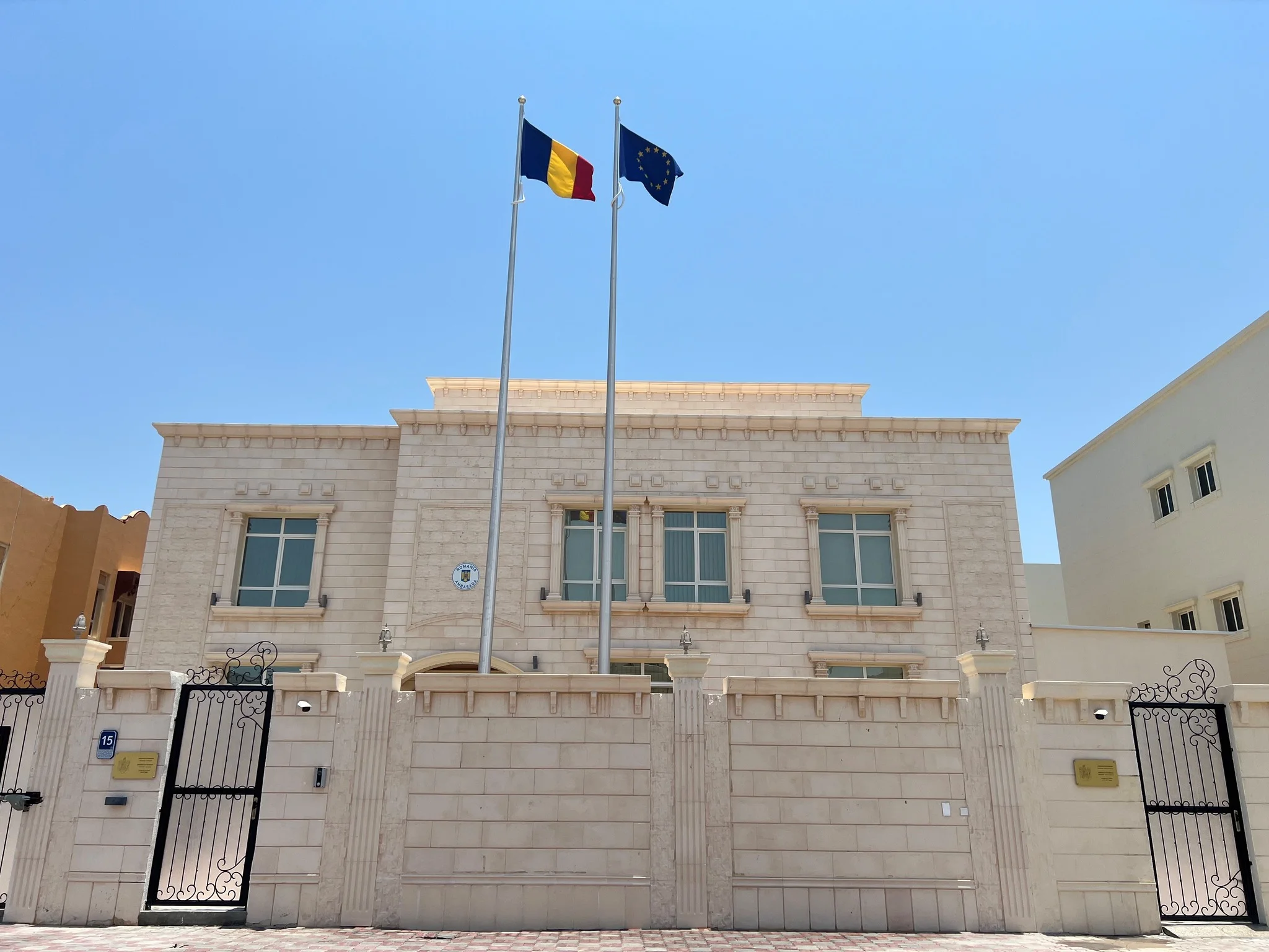 Persoanele blocate în Emiratele Arabe Unite primesc sprijin pentru prelungirea șederii, după anunțul Consulatului României de la Dubai Situație tensionată pentru românii aflați în Emiratele Arabe Unite, unde zborurile au fost recent suspendate din cauza unei crize a transportului aerian