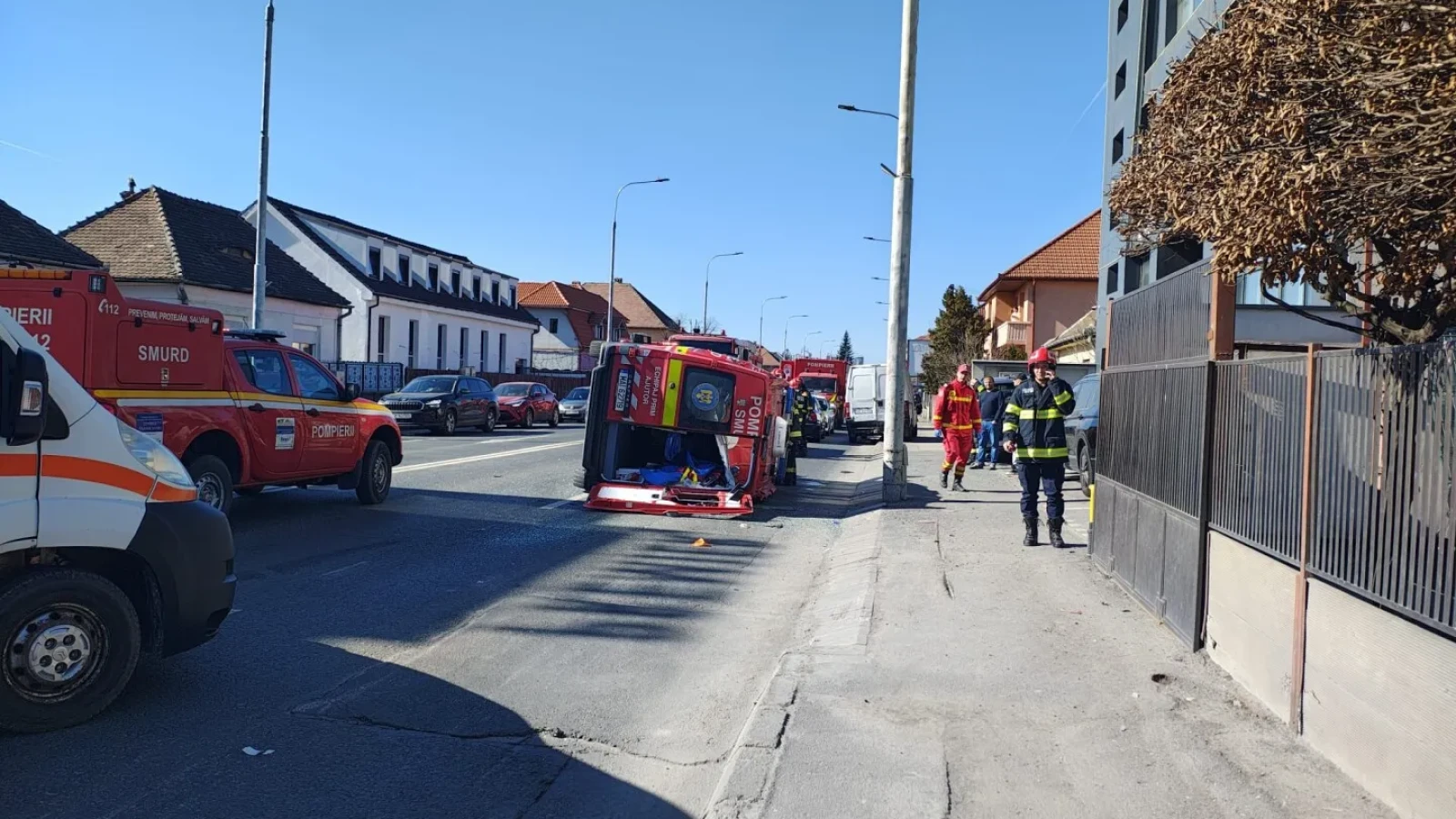 Accident grav în centrul Sibiului: ambulanță SMURD răsturnată cu șase persoane la bord Într-un incident dramatic petrecut sâmbătă pe bulevardul principal al orașului Sibiu, o ambulanță SMURD, în care se aflau șase persoane, a fost implicată într-un accident soldat cu răsturnarea vehiculului
