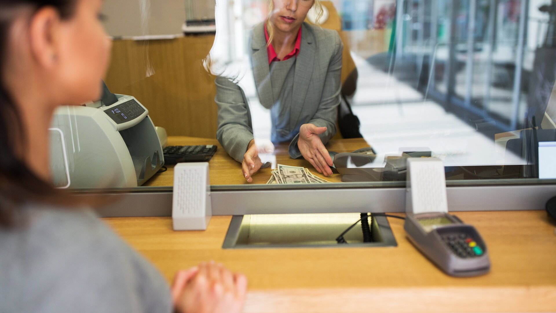 Valoarea de piață a Băncii Transilvania a depășit pragul de 1 miliard de dolari în 2026, confirmând poziția sa de lider pe piața bancară din România și evidențiind încrederea puternică a clienților