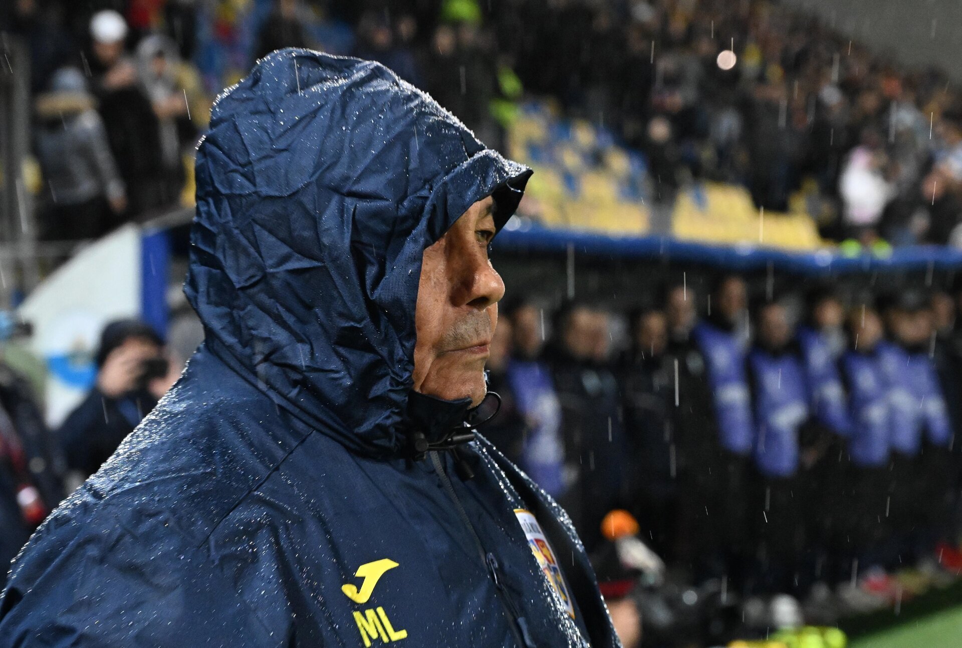 Naționala de la marginea prăpastiei: Basarab Panduru și Mircea Lucescu se pregătesc pentru meciul crucial cu Turcia Pentru selecționată României, întâlnirea din barajul pentru calificarea la Campionatul Mondial din Qatar devine, în aceste momente, ultima șansă de a-și reconstrui încrederea după o campanie dificilă