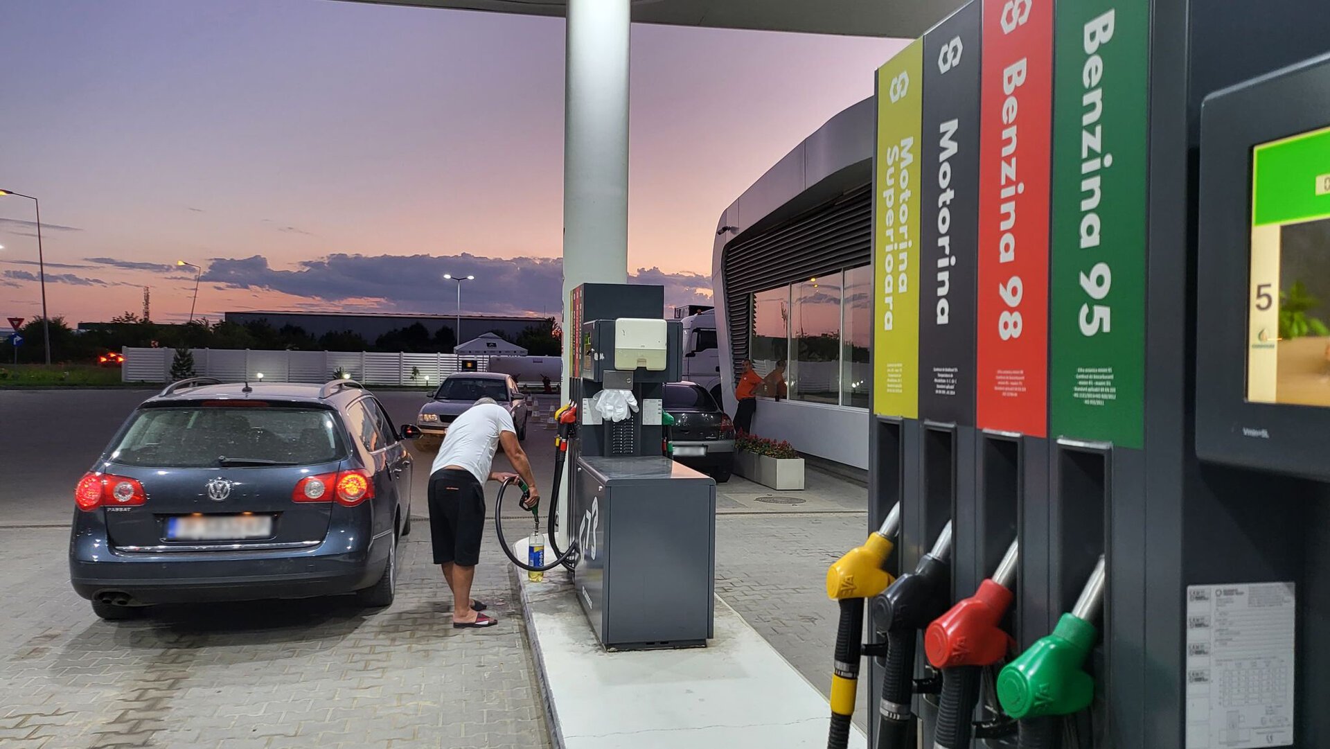 Utilizarea aditivilor pentru combustibil: când merită și când e de evitat Într-un peisaj auto tot mai complex, șoferii se concentrează adesea pe alegerea celei mai bune soluții pentru a-și menține mașina în stare optimă