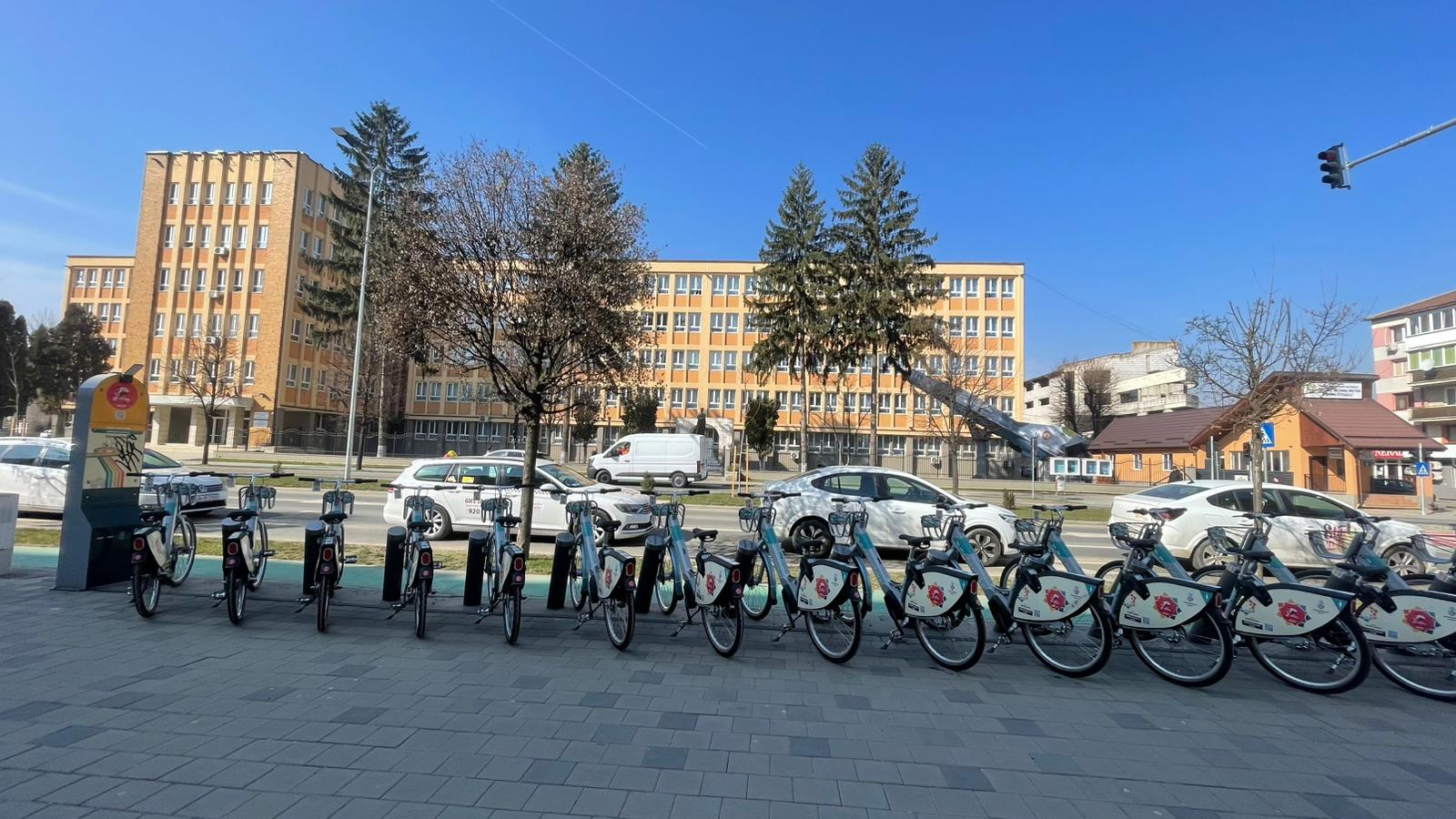 Alba Iulia face un pas important spre promovarea transportului sustenabil, odată cu introducerea în circulație a 300 de biciclete inteligente, sprijinite de fonduri europene