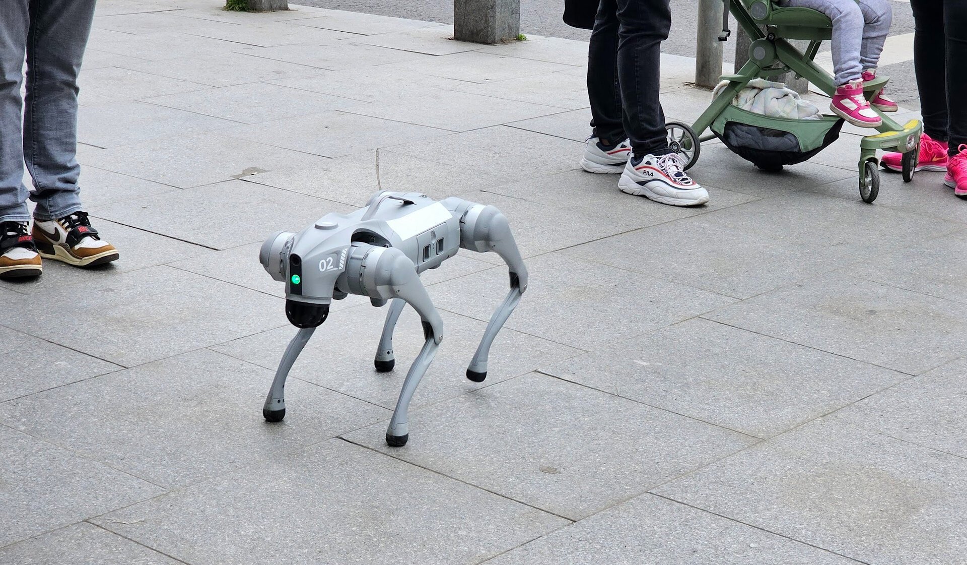 Primul câine robot patrulează pe străzile din Târgu Mureș, dar nu pentru verificări sau sancțiuni, ci pentru a educa populația despre importanța curățeniei
