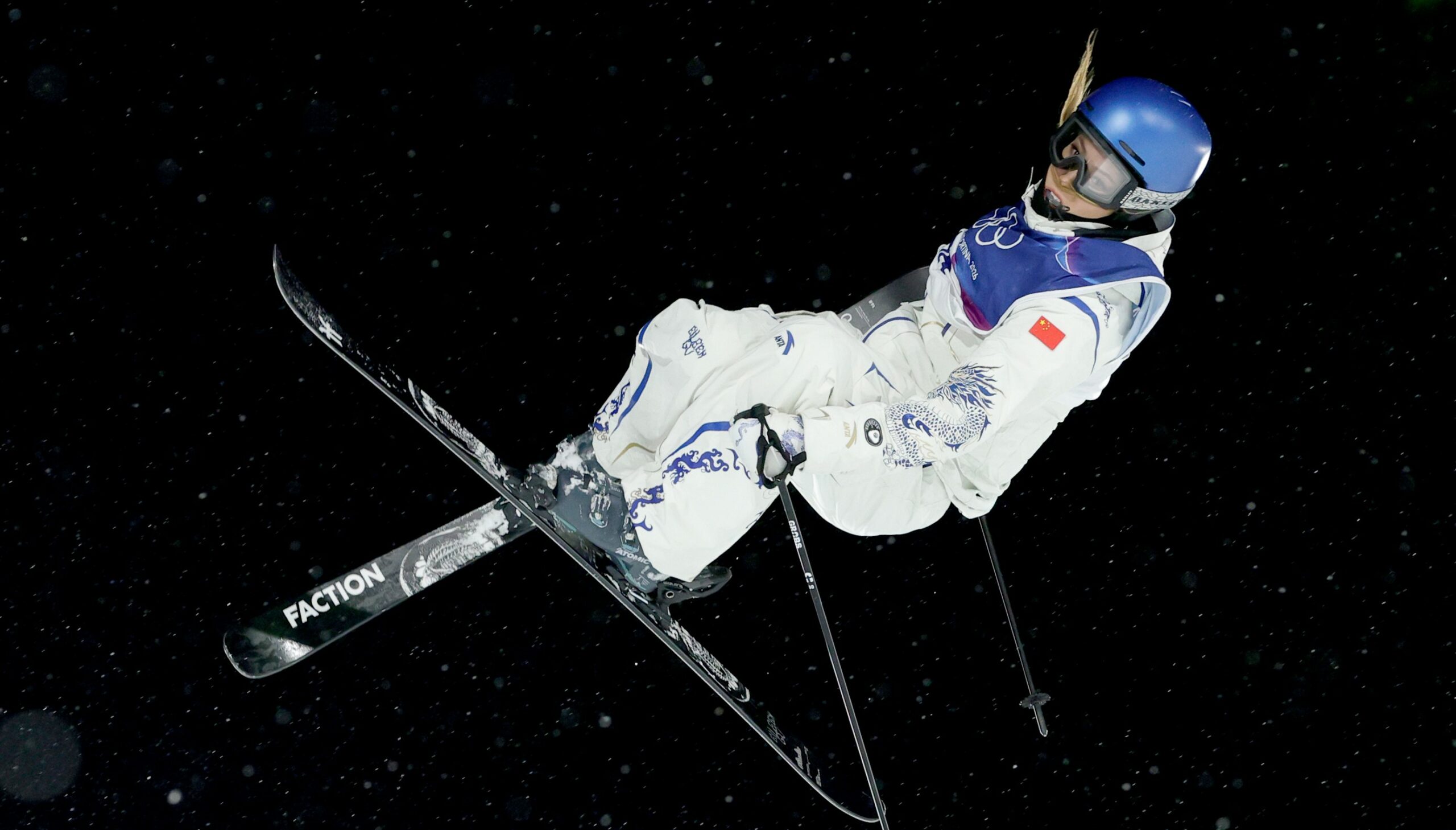 Eileen Gu, tripla medaliată la Jocurile Olimpice de iarnă de la Milano Cortina, a uimit lumea modei prin apariția sa la muzeul Luvru din Paris, unde a participat la evenimentul anual „Le Grand Diner”