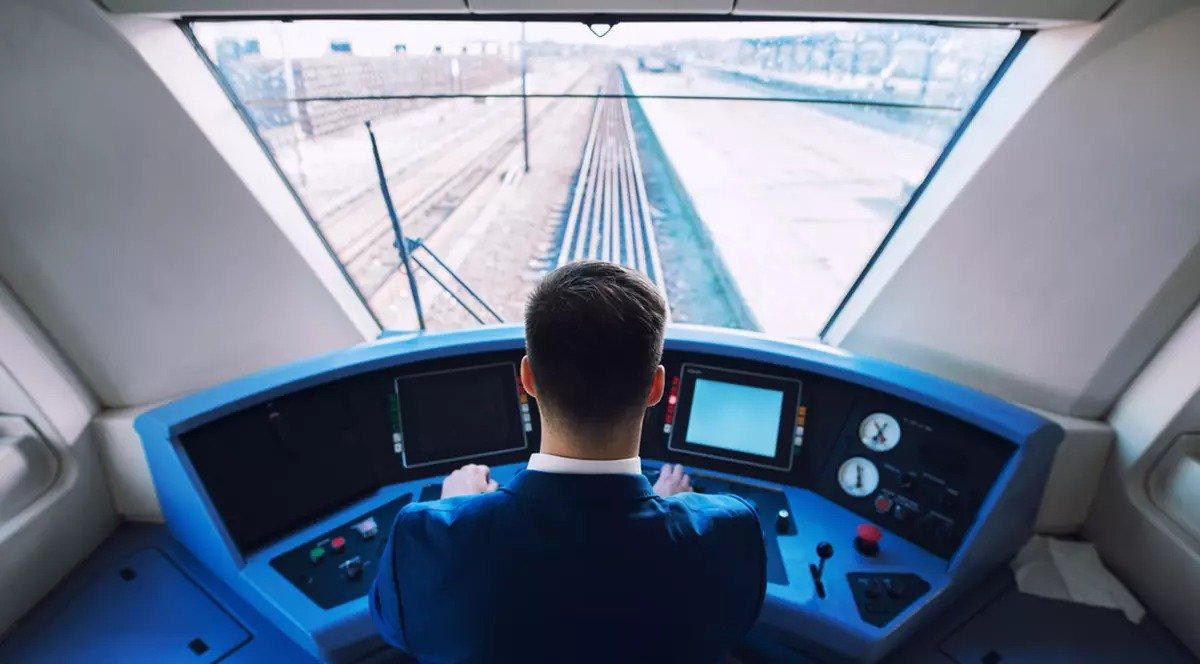 Cursurile de mecanic de locomotivă din România devin tot mai atractive, iar salariile promovate atrag tot mai mulți doritori să pornească pe această cale profesională