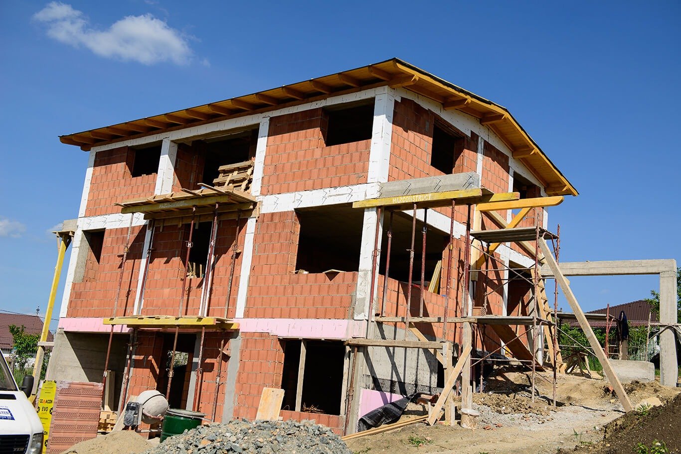 Construirea unei case de 100 de metri pătrați în 2026 implică o planificare atentă a bugetului, mai ales în contextul creșterii continue a prețurilor materialelor și a costurilor de manoperă