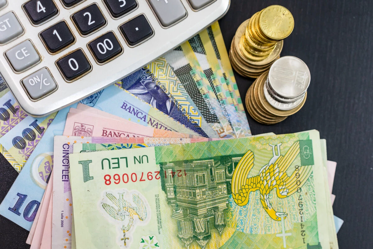 Plățile minime la cardurile de credit pot părea o soluție convenabilă pentru gestionarea bugetului lunar, însă, de multe ori, această opțiune ascunde capcane costisitoare