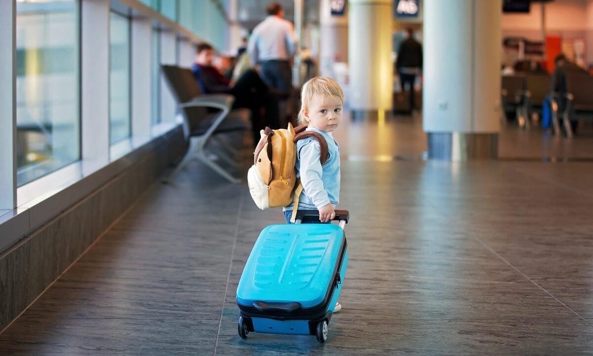 Călătoriile cu copiii în străinătate: documente obligatorii și reguli clare pentru părinți Planurile de vacanță sau de afaceri în străinătate pot fi stresante, mai ales când vine vorba despre documentele necesare pentru copii