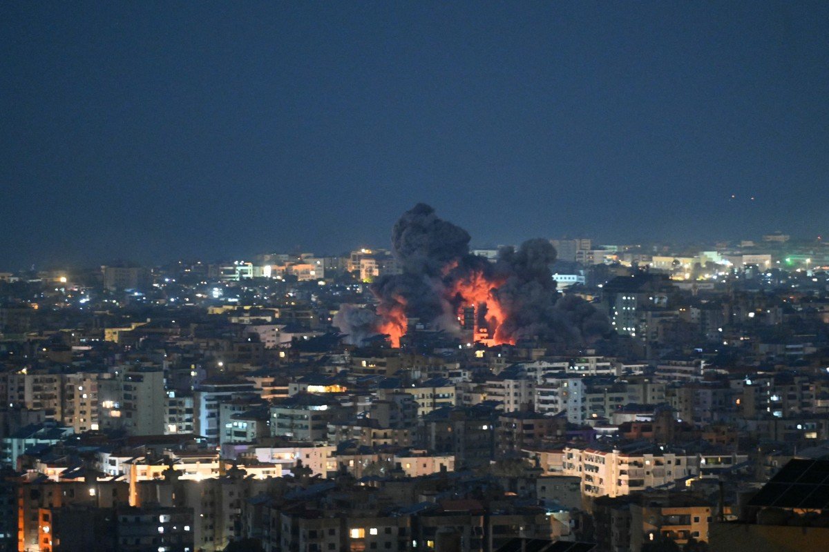 România activează mecanismul de protecție civilă al Uniunii Europene pentru evacuarea cetățenilor din Orientul Mijlociu România a activat oficial mecanismul de protecție civilă al Uniunii Europene pentru a sprijini evacuarea și repatrierea cetățenilor români aflați în zone de conflict din Orientul Mijlociu