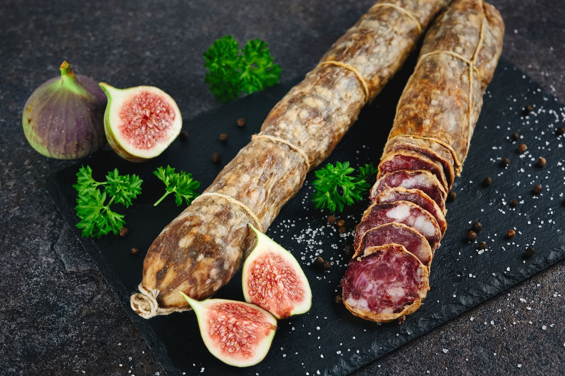 Stratul alb de pe mezeluri: un semn al maturării și al siguranței, nu un pericol pentru sănătate În lumea delicateselor din carne, precum mezelurile și mai ales în cazul celebrului fuet, prezența unui strat alb la suprafață stârnește adesea curiozitate și chiar temeri legate de siguranța alimentelor