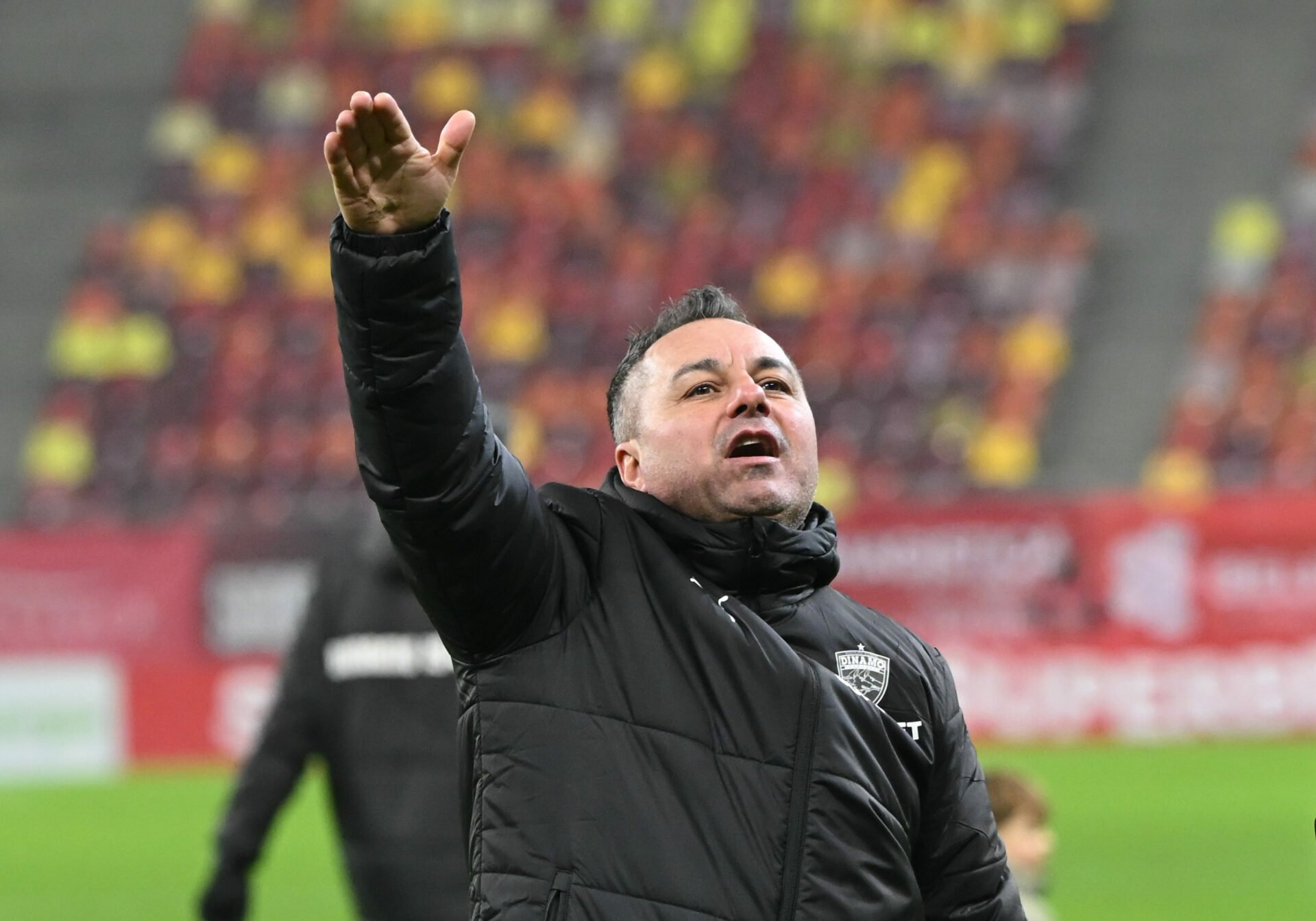 Florentin Petre, fost internațional și actual antrenor secund la Dinamo București, a fost sancționat dur după un incident regretabil, în urma căruia a scandat lozinci rasiste în timpul meciului din Cupa României, disputat pe stadionul „Ștefan cel Mare”