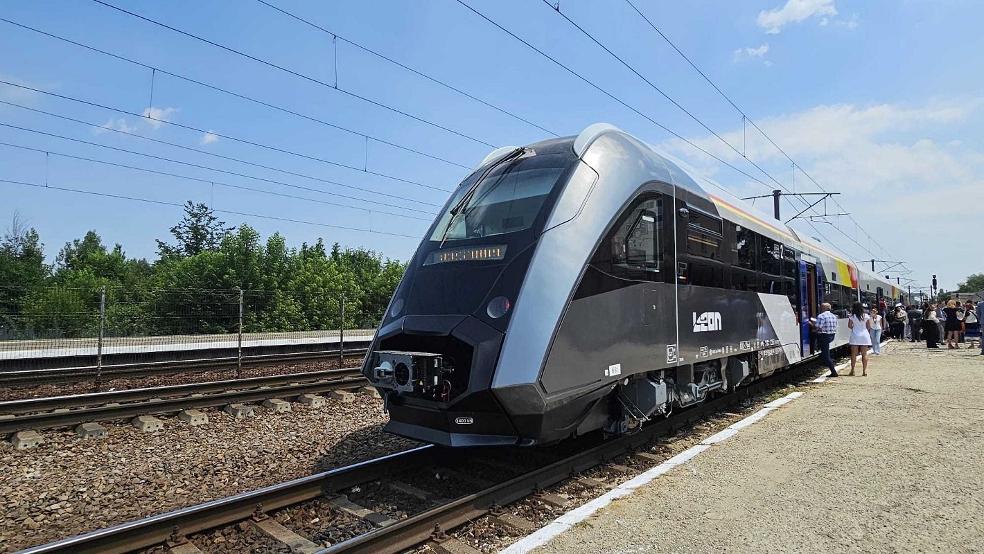 România își reafirmă poziția pe scena industriei feroviare europene prin lansarea trenului Leon și înființarea companiei Leon Railways România marchează un moment istoric în industria feroviară națională și regională odată cu crearea companiei Leon Railways și cu prezentarea trenului Diesel Multiple Unit (DMU) numit Leon, primul de acest fel construit integral în țară după cel de-al Doilea Război Mondial