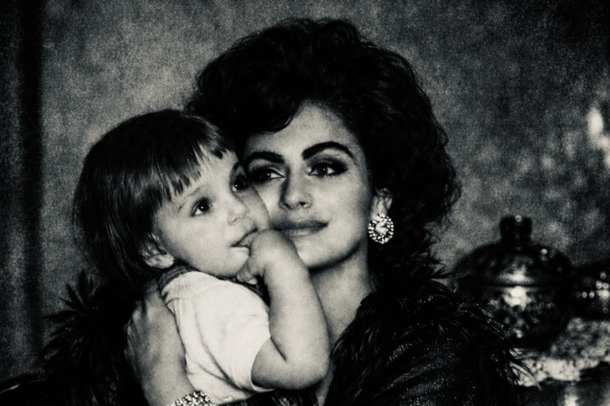 Băiatul din imagine, acum unul dintre cei mai cunoscuți bărbați din România, trimite mesaj emoționant mamei: „Îți datorez aproape tot”