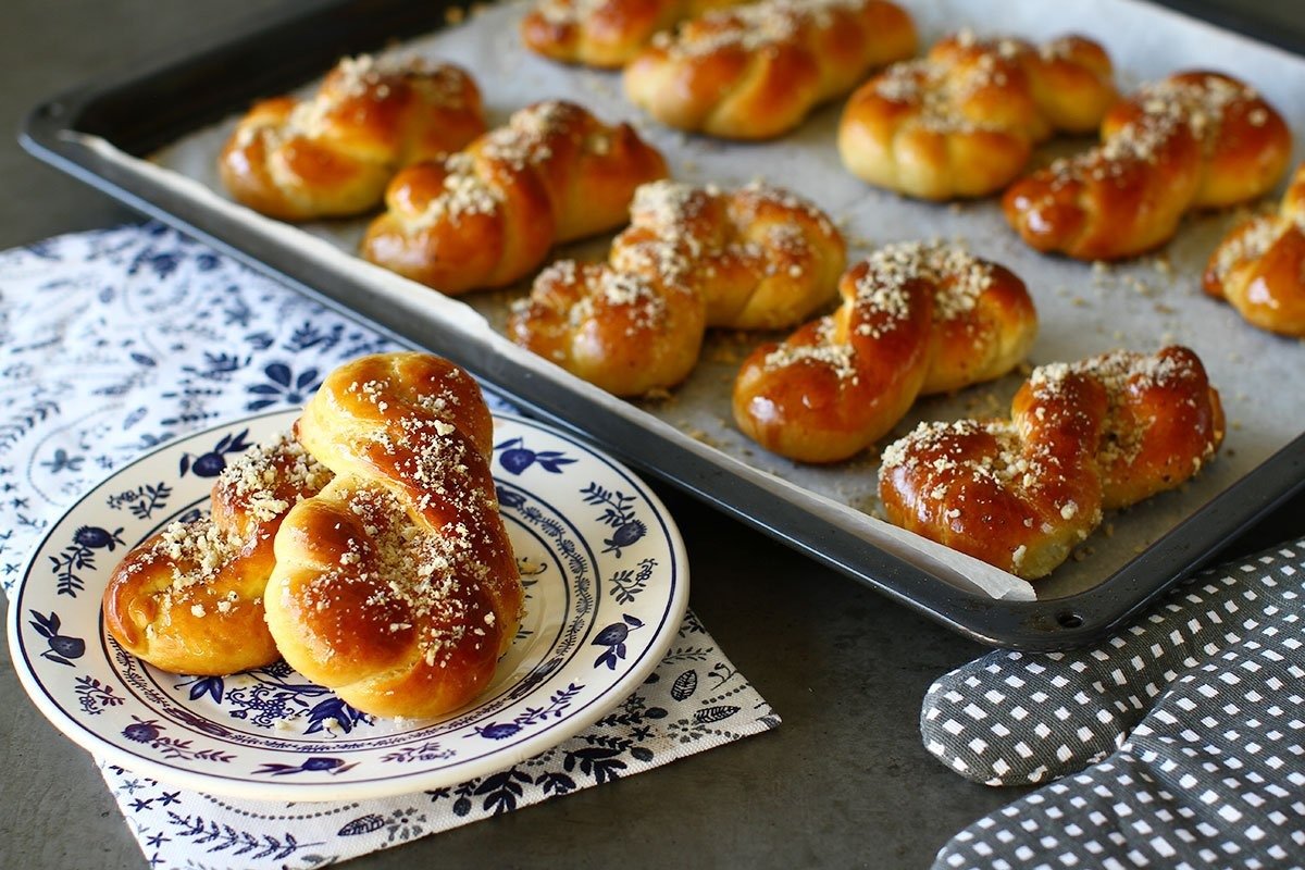 De Sărbătorile de primăvară, mucenicii însiropați reprezintă unul dintre cele mai iubite și așteptate deserturi tradiționale din România, specific sărbătorii celor 40 de Mucenici din Sevastia, pe 9 martie