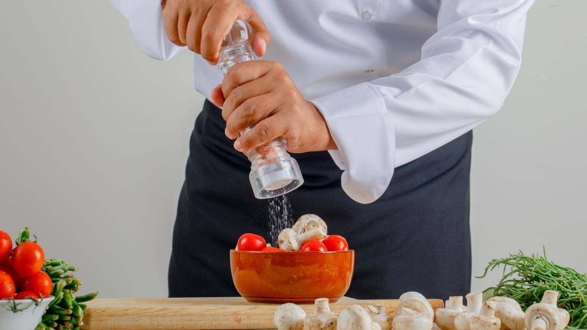 Mulți dintre noi au trecut prin situația incomodă a unei masterchef în propria bucătărie: o supă sau ciorbă devenită prea sărată din greșeală