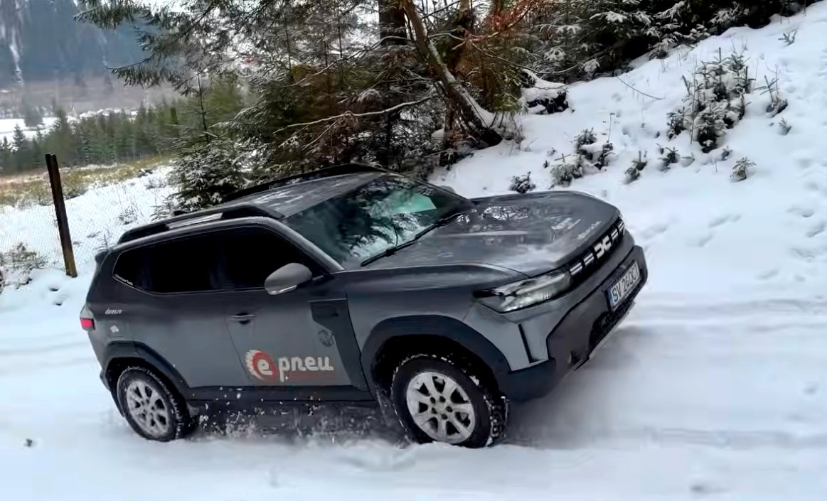 Dacia Duster, testată pe zăpadă în munții Carpați, concurează cu legendele off-road japoneze Un test inedit de performanță în condiții de iarnă a avut loc în inima munților Carpați, unde o Dacia Duster 4×4 a fost pusă față în față cu trei dintre cele mai renumite modele japoneze de off-road: Suzuki Vitara, Mitsubishi Pajero Junior și Toyota Land Cruiser