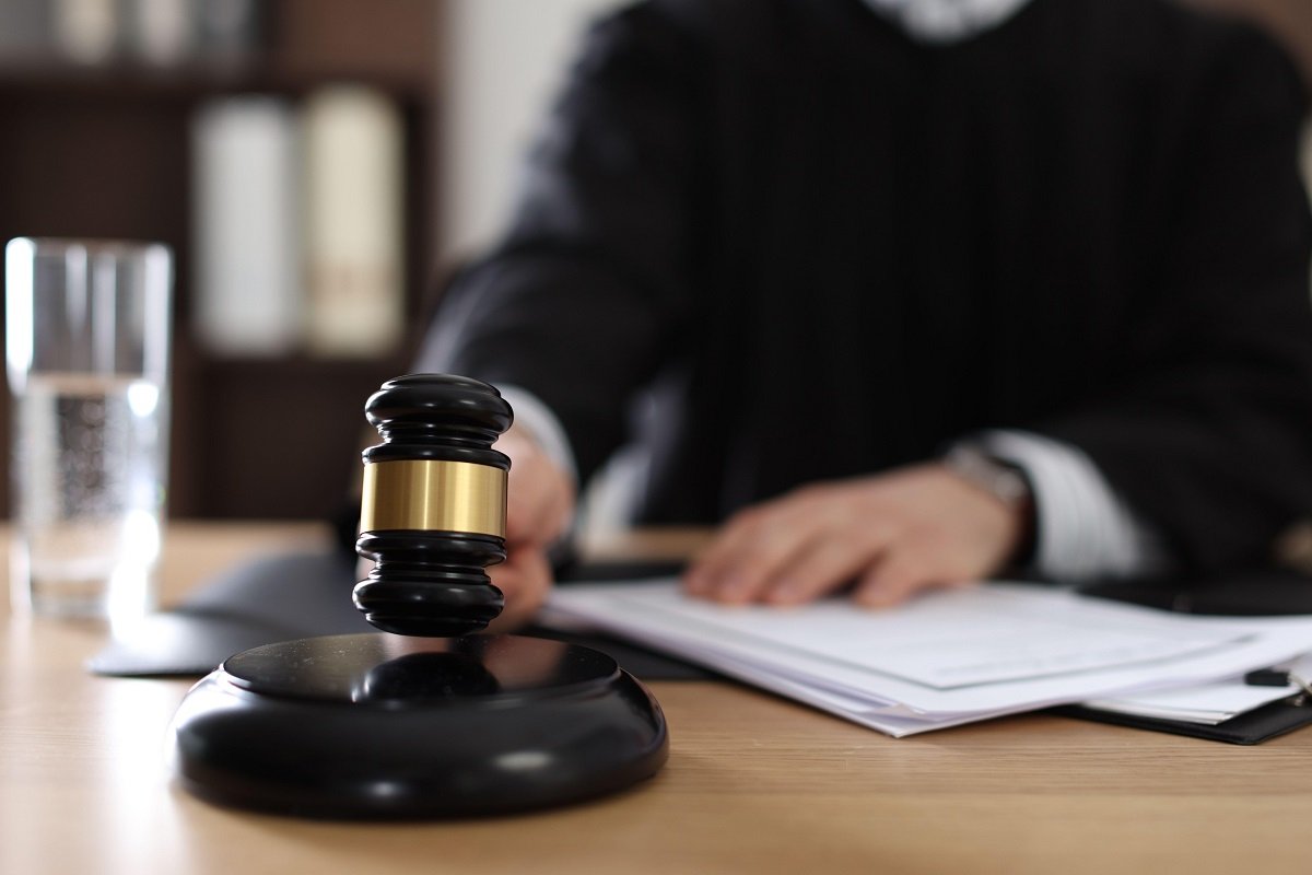 Timișoara a fost scena unui caz șocant, în care doi minori au fost trimiși în judecată pentru omor calificat și profanare de cadavre, după ce au ucis și mutilat un tânăr în Cenei