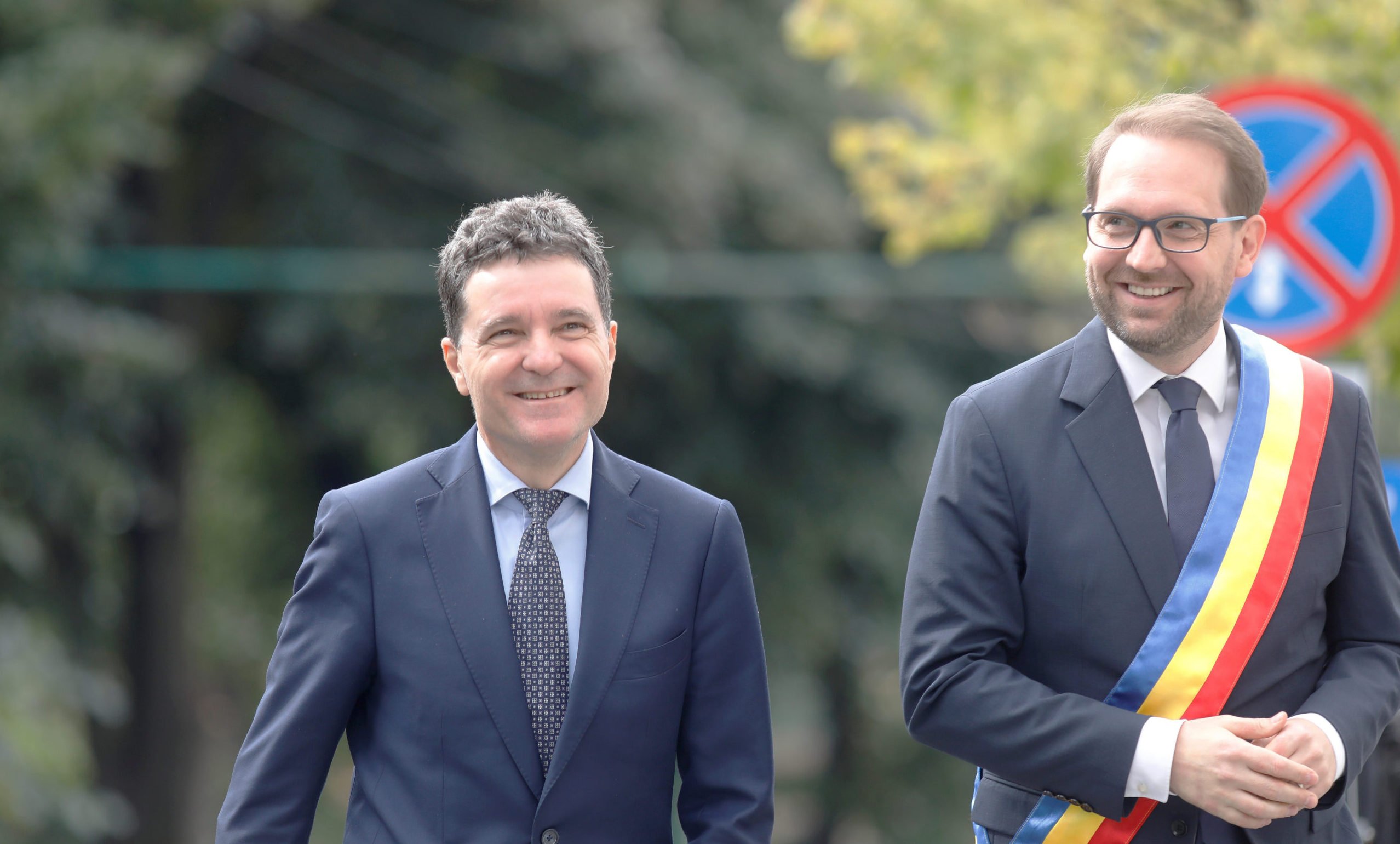 Dominic Fritz, întâlniri săptămânale cu Nicușor Dan la Cotroceni: un dialog discret, dar constant în agitația scenei politice bucureștene În contextul tumultului politic din București, liderul USR, Dominic Fritz, a dezvăluit recent faptul că are o rutină săptămânală de discuții cu primarul general, Nicușor Dan, la Palatul Cotroceni