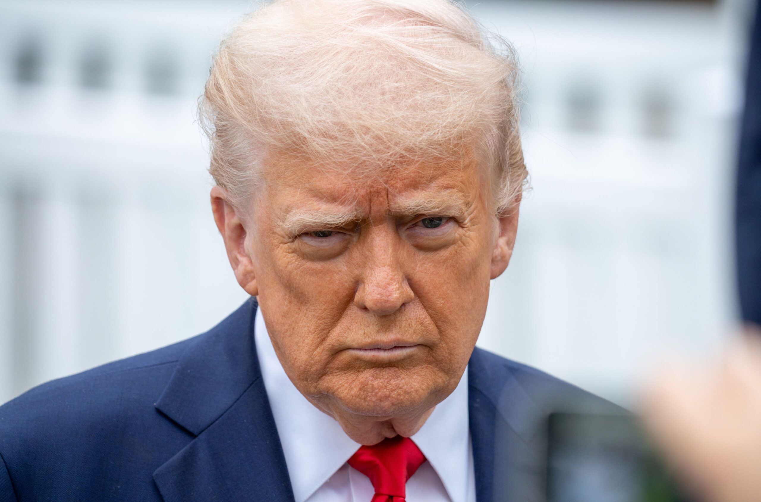 Teama de vulnerabilitate: jurnaliștii și opinia publică, îngrijorate de deciziile militare ale lui Trump Recentul impuls al administrației americane de a intensifica acțiunile militare în Orientul Mijlociu, în special în contextul conflictului cu Iranul, a reactivat temeri larg răspândite în rândul populației și experților în domeniu