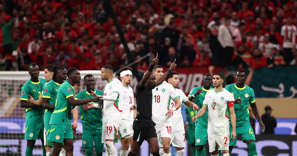 Finala Cupei Africane din 2025, jucată pe stadionul Moulay Abdellah din Rabat, va rămâne în istorie nu doar pentru scorul final, ci și pentru evenimentele extrem de controversate care au marcat ultima fază a competiției