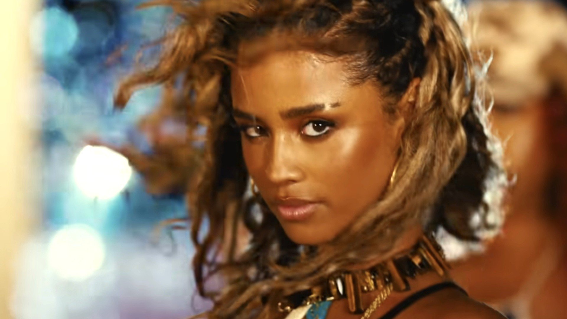 Tyla, cântăreața sud-africană în plină ascensiune, a fost protagonistă pe scena modei internaționale, impresionând la Paris Fashion Week printr-un outfit care a trimis un puternic semnal despre influența și versatilitatea sa în spațiul public