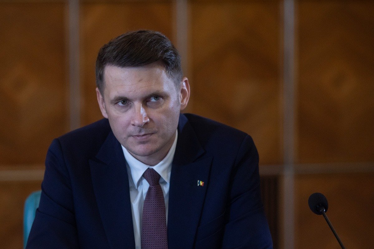 Mircea Abrudean, președintele Senatului, a clarificat recent situația privind posibilitatea numirii sale în funcția de director al Serviciului Român de Informații (SRI), afirmând că în acest moment nu a fost purtată nicio discuție oficială sau informală cu președintele Klaus Iohannis sau cu primarul capitalei, Nicușor Dan, despre o eventuală asemenea numire