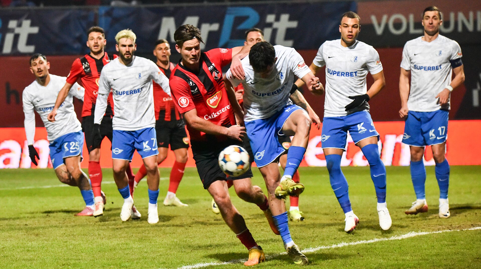 Rezultatul crucial în lupta pentru evitarea barajului: FK Csikszereda învinge Farul Constanța, urcă în clasament și își păstrează șansele Meciul dintre FK Csikszereda și Farul Constanța, disputat miercuri seară în etapa 30 a Superligii sezonului 2025/2026, s-a încheiat cu o victorie importantă pentru gazde, scor 1-0
