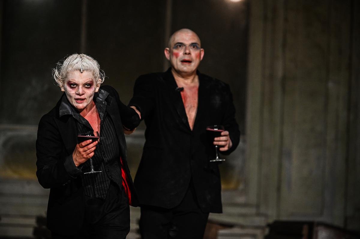 Spectacolul „Faust” de la Teatrul Radu Stanca din Sibiu, regizat de Silviu Purcărete, revine pe scena după mai bine de 18 ani, adăugând încă o pagină strălucitoare în istoria culturală a orașului