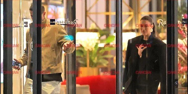 Fostul atacant al FCSB, Bogdan Stancu, a fost surprins recent în compania unei prezentatoare TV cunoscute, Alexandra Popescu, fostă Anastasescu, alimentând zvonurile despre o relație amoroasă clandestină