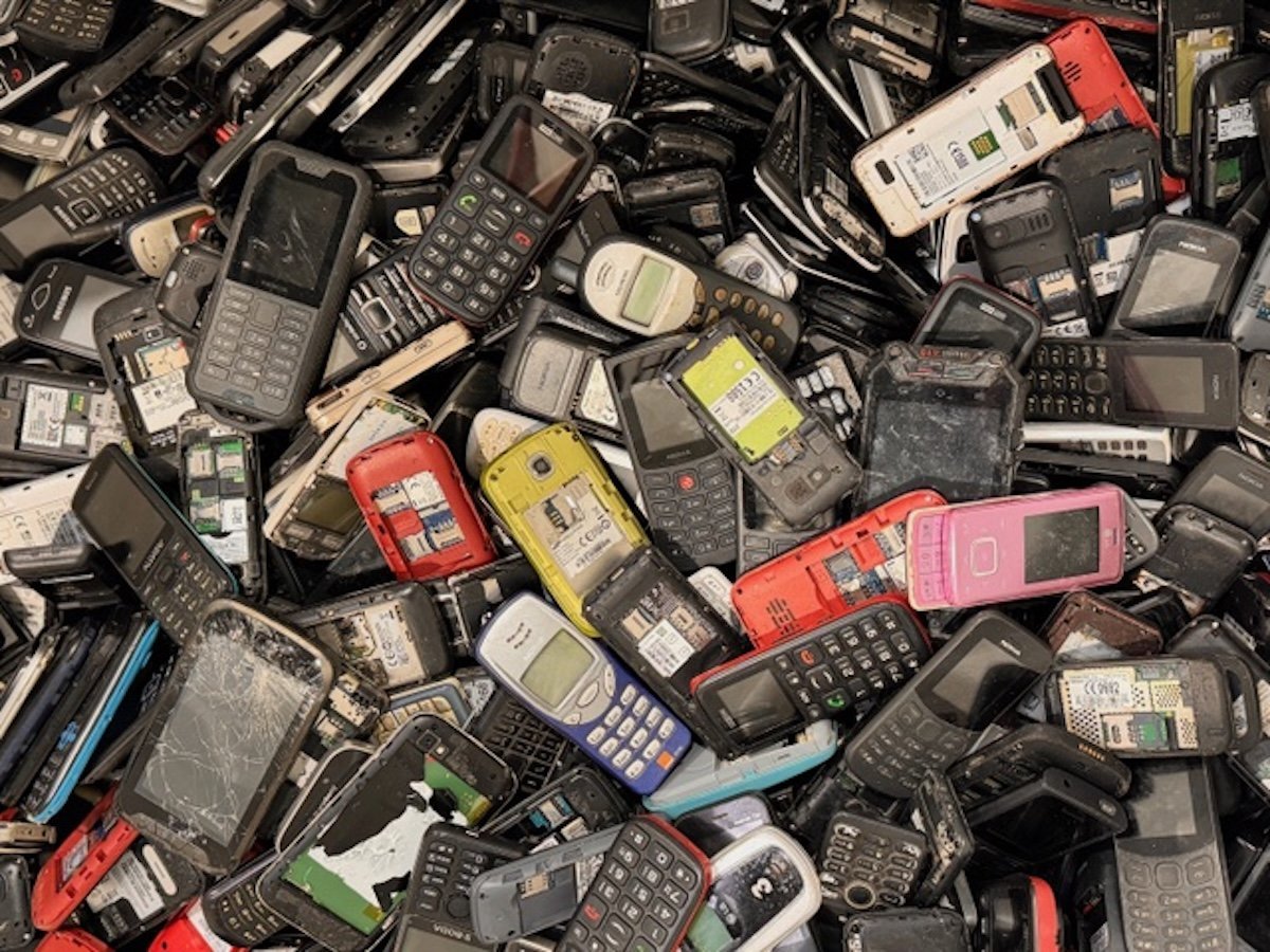 Românii păstrează în sertare milioane de telefoane mobile vechi sau le aruncă la gunoi, iar această problemă devine tot mai acută într-un context în care gestionarea deșeurilor electronice trebuie să capete prioritate