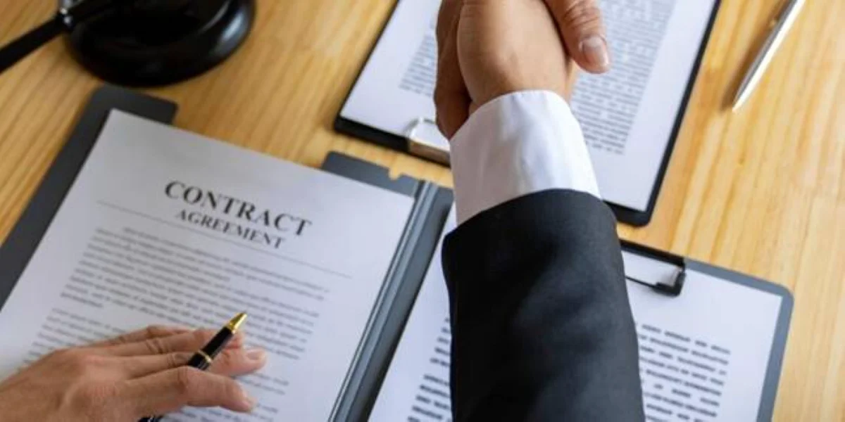 Analiza juridică a contractelor de cesiune: un pas crucial pentru evitarea riscurilor financiare și comerciale În lumea afacerilor, unde tranzacțiile se desfășoară rapid și riscurile pot fi nenumărate, verificarea juridică a contractelor de cesiune devine un instrument esențial pentru evitarea capcanelor financiare și comerciale