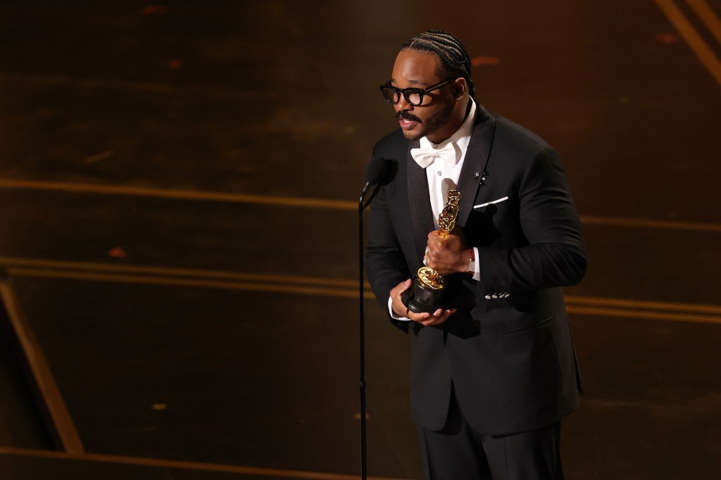 Actorul și regizorul Ryan Coogler a fost unul dintre cei mai mediatizați câștigători ai serii de la ceremonia premiilor Oscar din acest an, obținând premiul pentru cel mai bun scenariu original pentru filmul „Black Panther: Wakanda Forever”