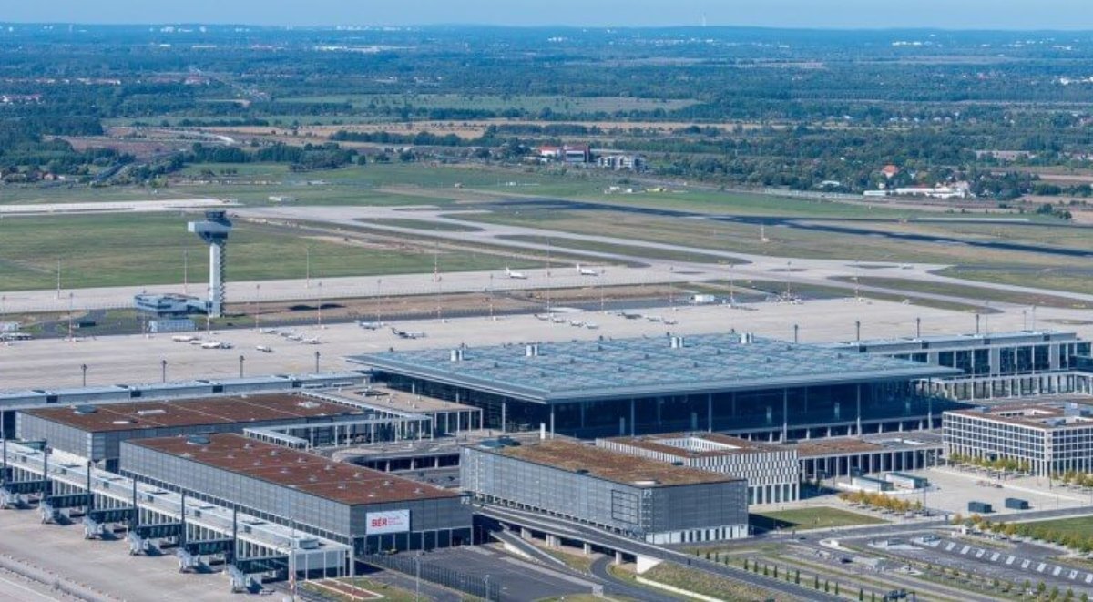 Aeroportul Internațional Berlin-Brandenburg intră într-o etapă de incertitudine majoră, după ce sindicatul Verdi a anunțat o grevă concertată pentru miercuri, 18 martie 2026