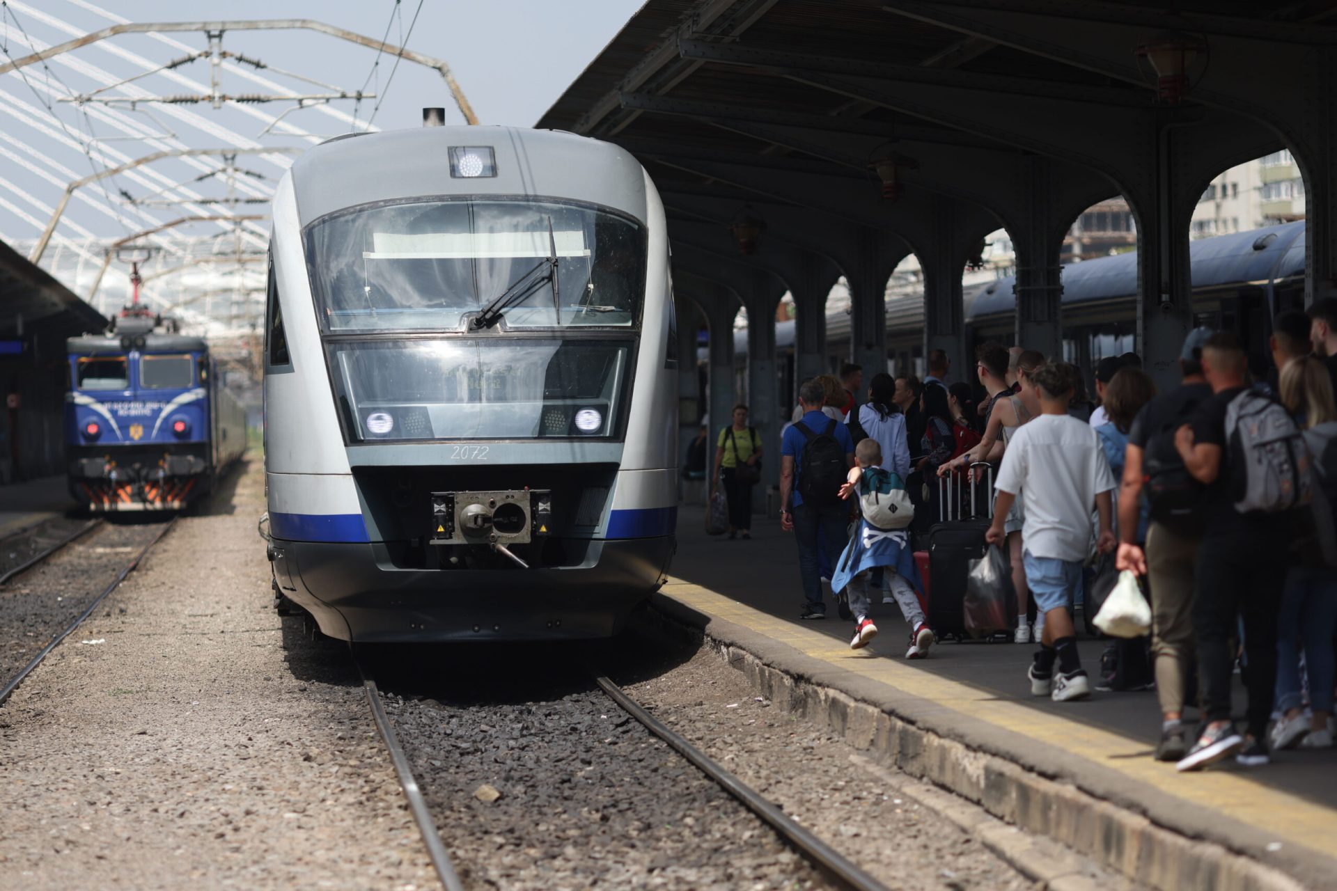 România trece oficial la ora de vară în noaptea de sâmbătă spre duminică, 29 martie 2026, o mutare ce are implicații directe și asupra transportului feroviar