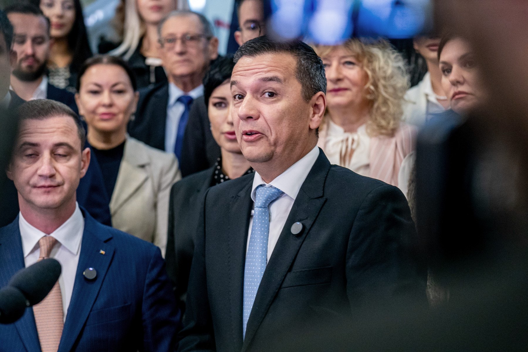 Social-democrații amână votul pentru noul Avocat al Poporului, după o decizie surprinzătoare în ultimele momente Decizia de a desemna noul Avocat al Poporului, programată inițial pentru marți, 10 martie, a fost în ultimul moment amânată de către social-democrați