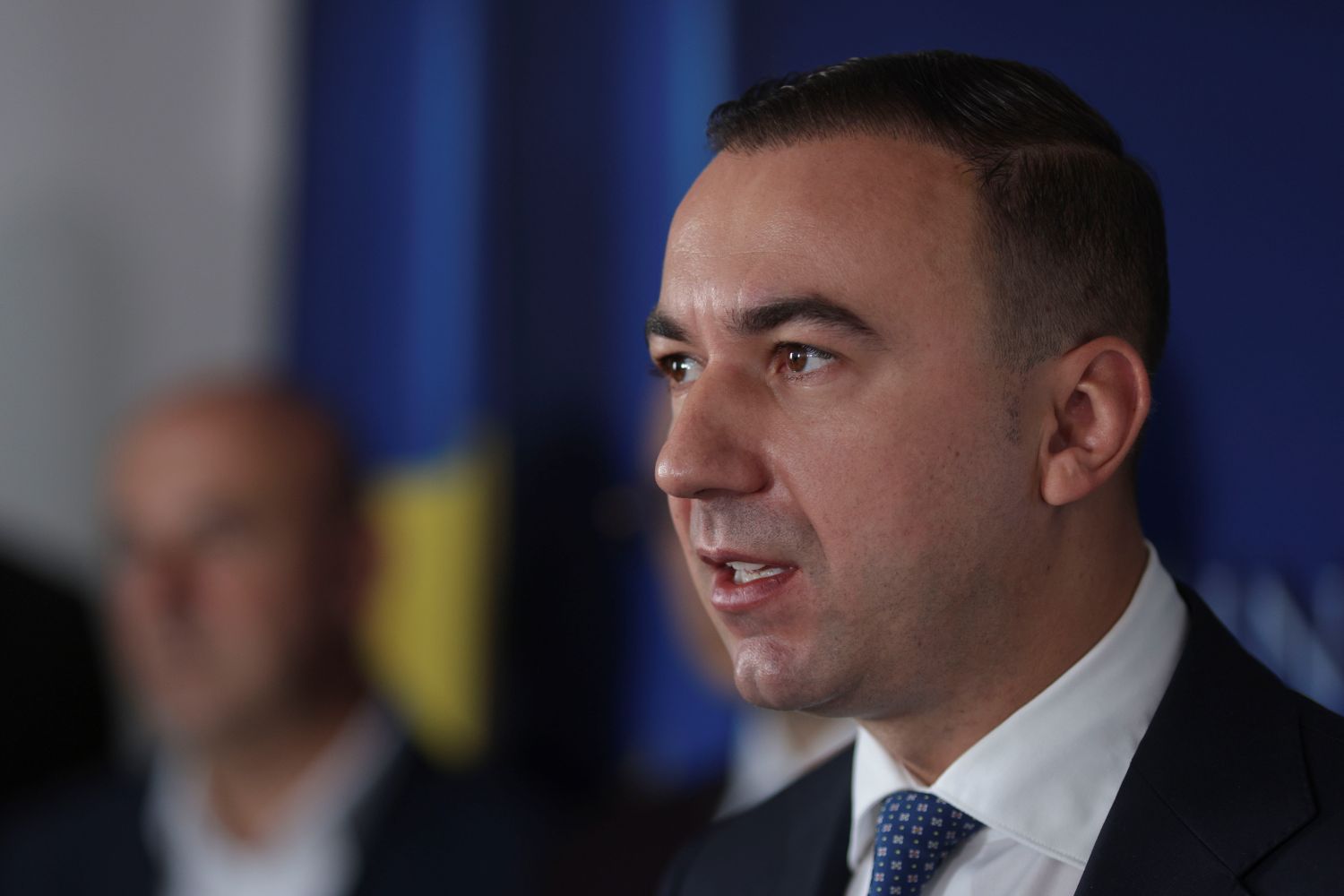 Ministrul Energiei, Bogdan Ivan, a lansat astăzi o alertă majoră privind prețul carburanților în România, avertizând că riscul ca litrul de benzină să atingă pragul de 10 lei nu mai este de conceput doar teoretic